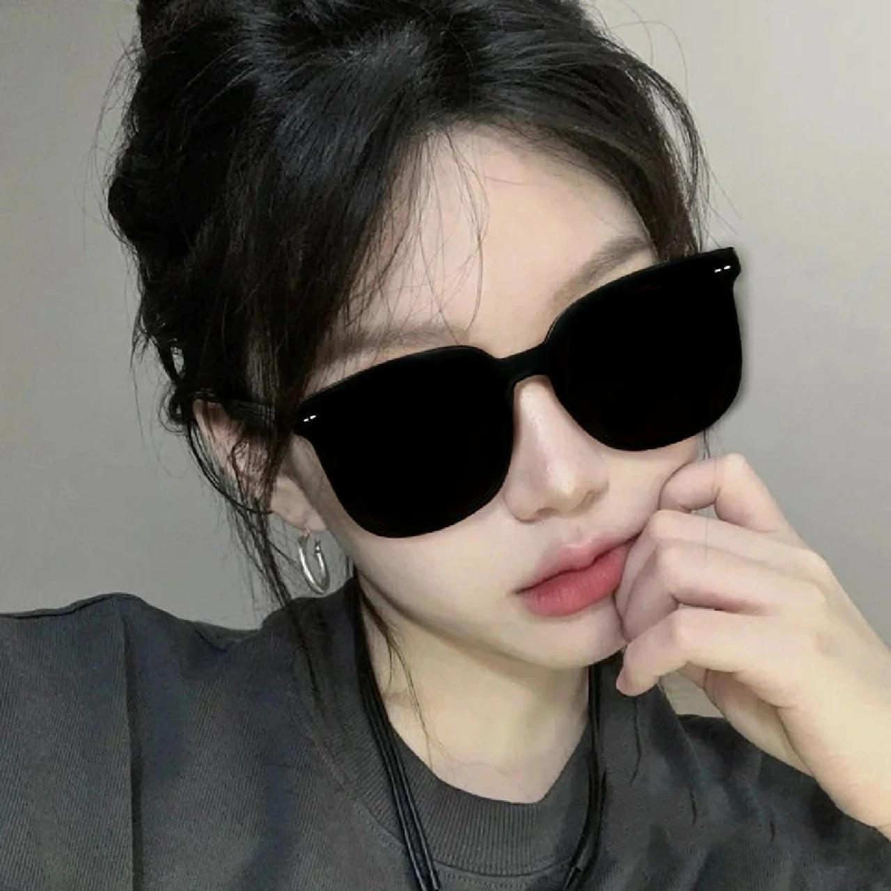 戴墨镜的女生头像