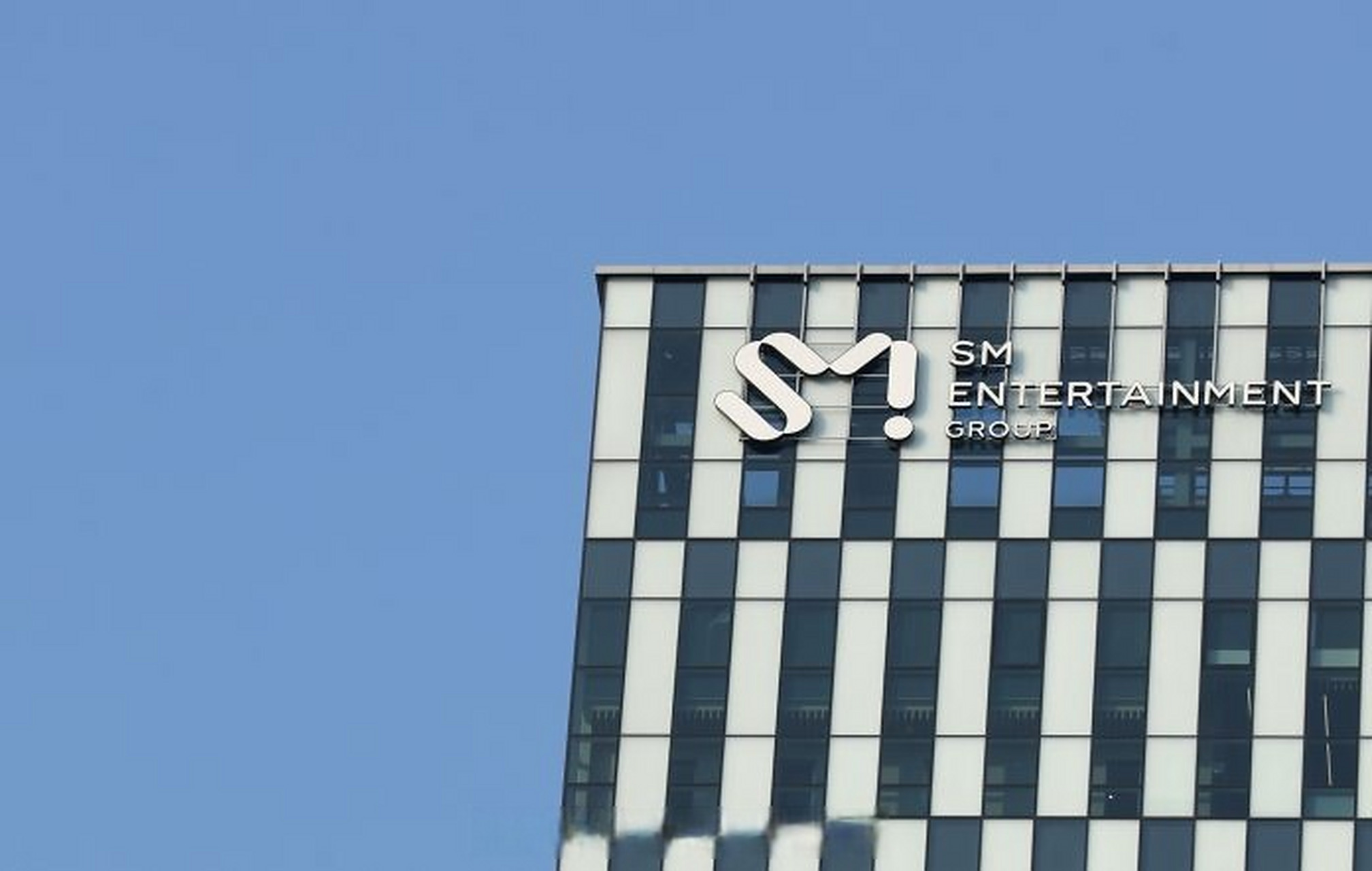 5月24日,sm娱乐公司表示,计划在2023年推出三个组合,其中两个男团和一