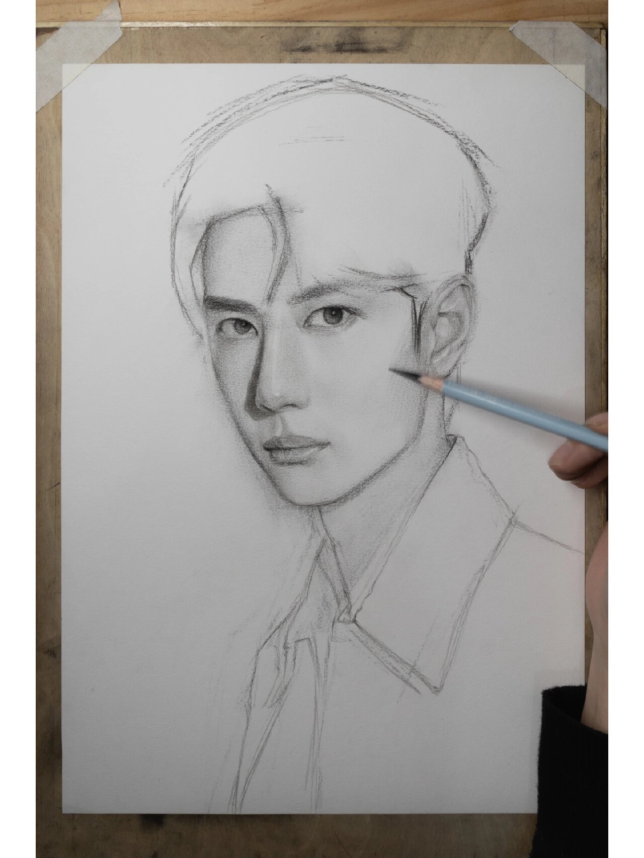手绘素描肖像《王一博》保姆级教程 🌈材料:柳炭条  瑞萌特炭笔  纸