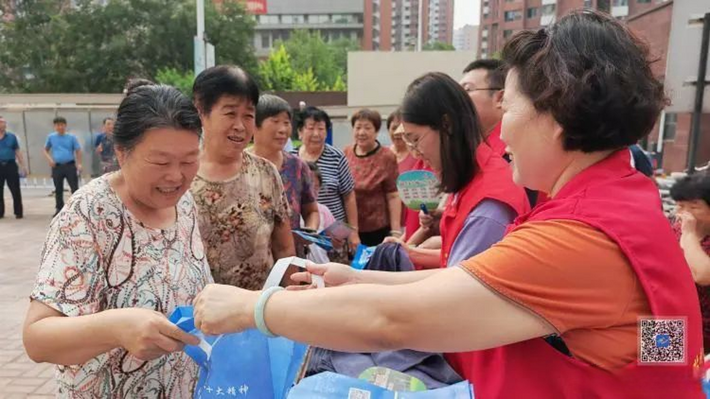 【津南区北闸口镇开展"争做文明有礼天津人"主题活动】  日前,"小楼道