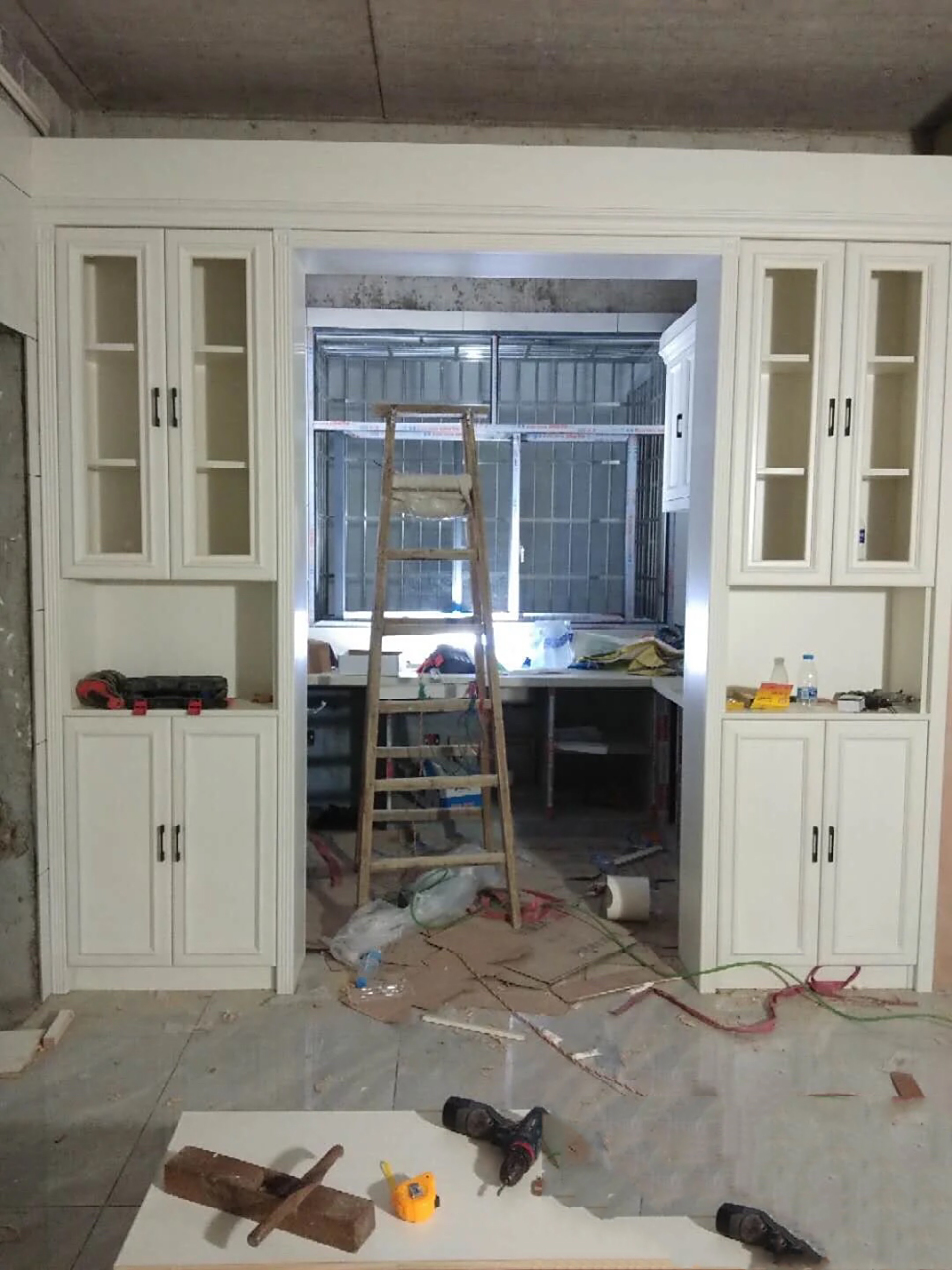 请木工师傅做的, 请木工师傅做的,厨房隔断做双侧酒柜设计的效果图,有