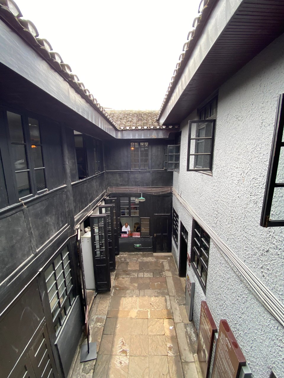 周公馆,就在曾家岩大桥旁,出地铁就是.