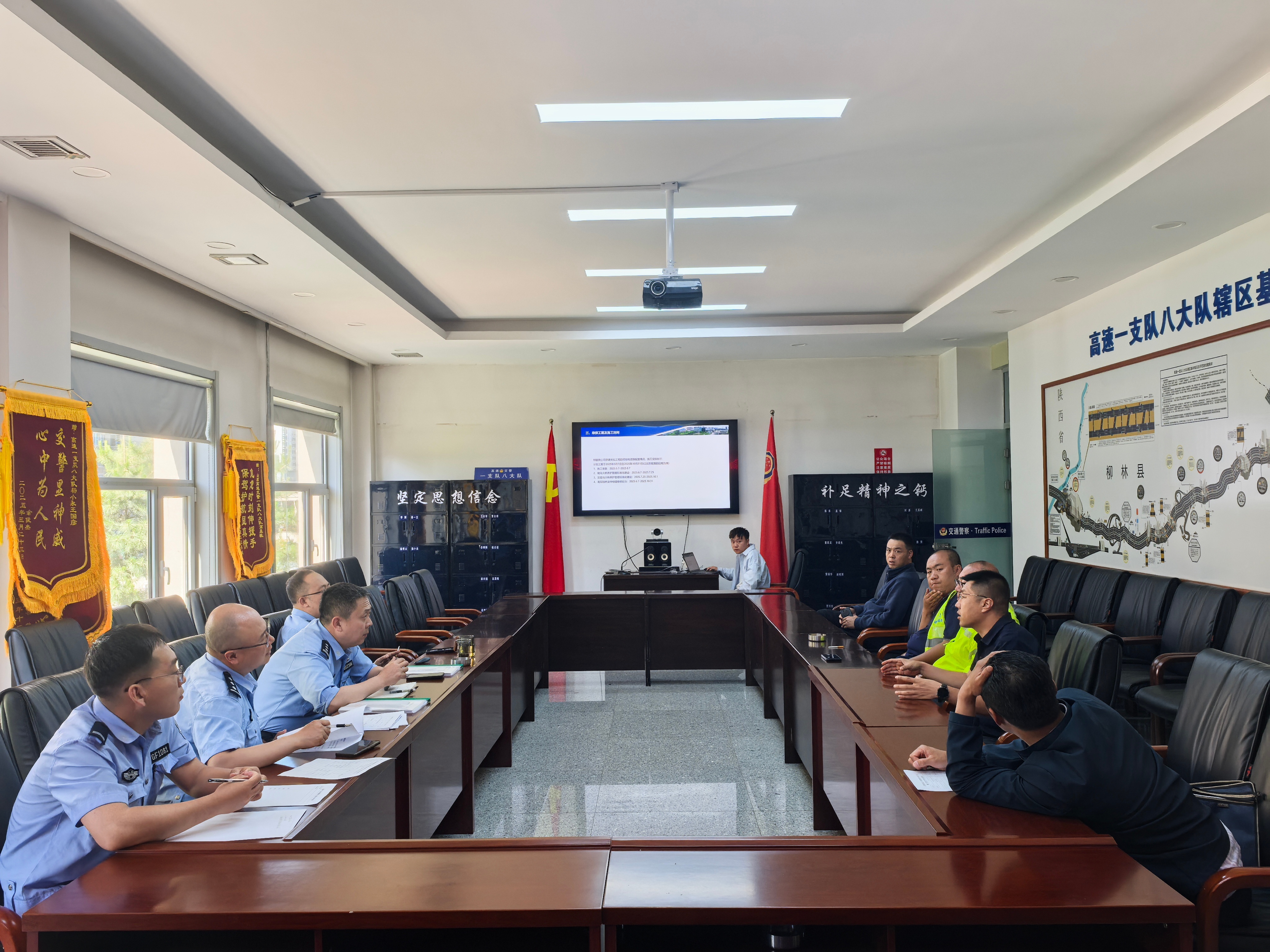 6月4日,高速一支队八大队组织吕梁南公司养护部门及施工方等相关单位