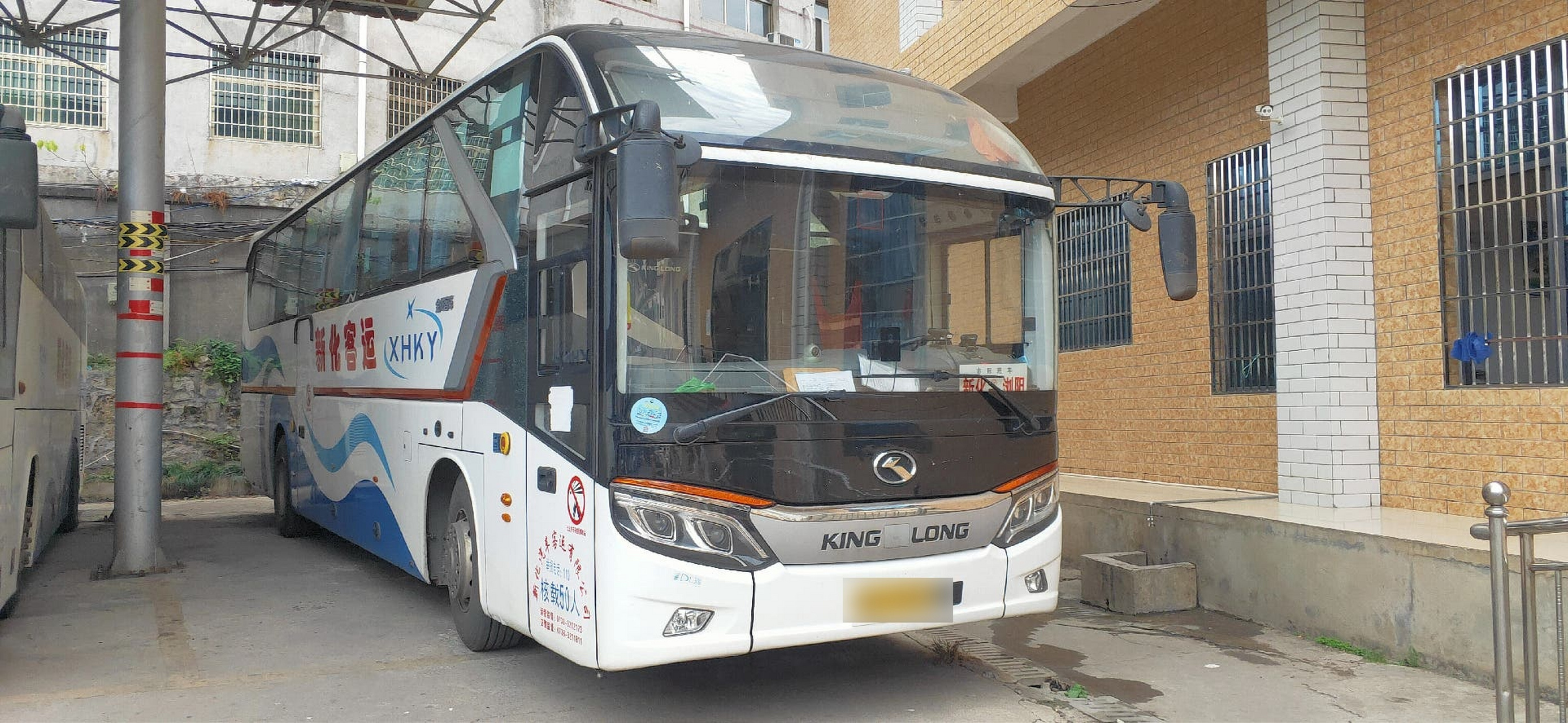 大巴车 厦门大金龙客车   个人觉得老款外观更加漂亮经典   龙威也是