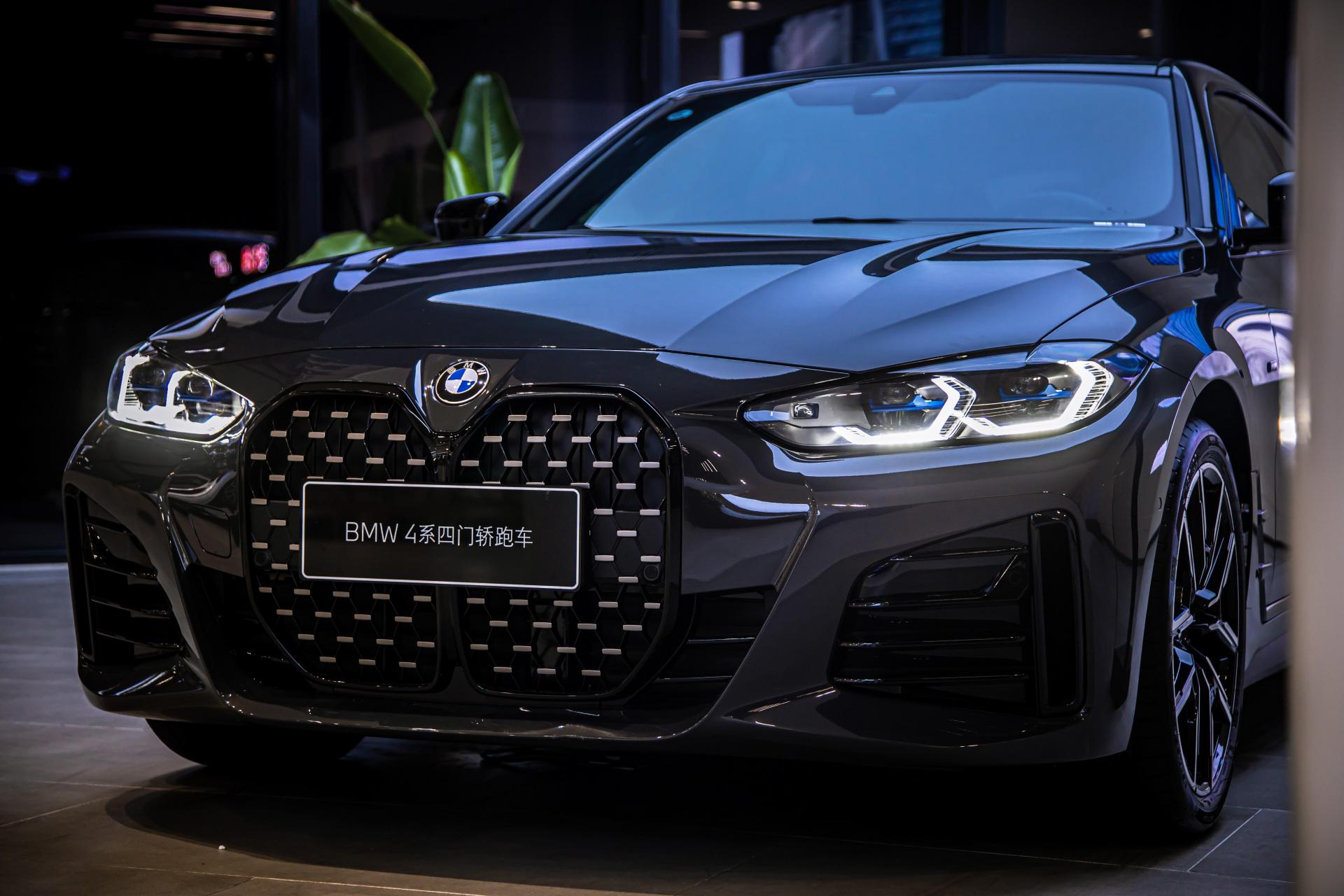 指导价: 419900 外观:碧玺灰/火山红 4系采用最新的宝马设计语言,竖式