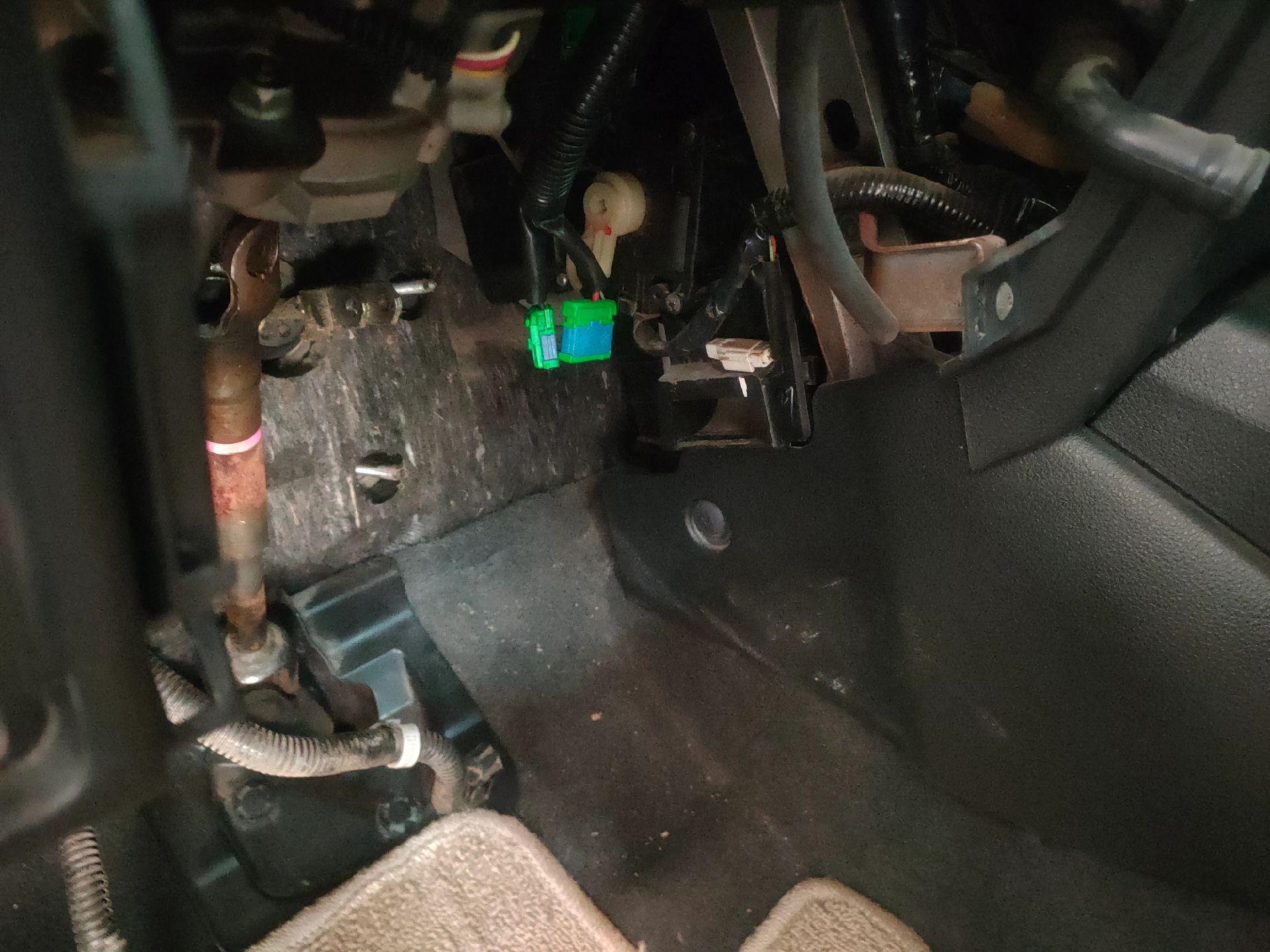 日产骐达从业十年的汽修工说,骐达换空调鼓风机电阻,最好联插头一齐换