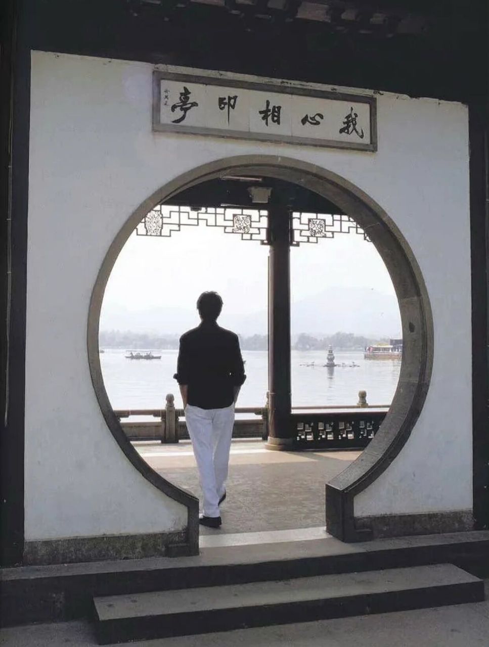 张国荣与杭州结下的缘 张国荣2000年在西湖三潭印月拍摄了一些照片,并