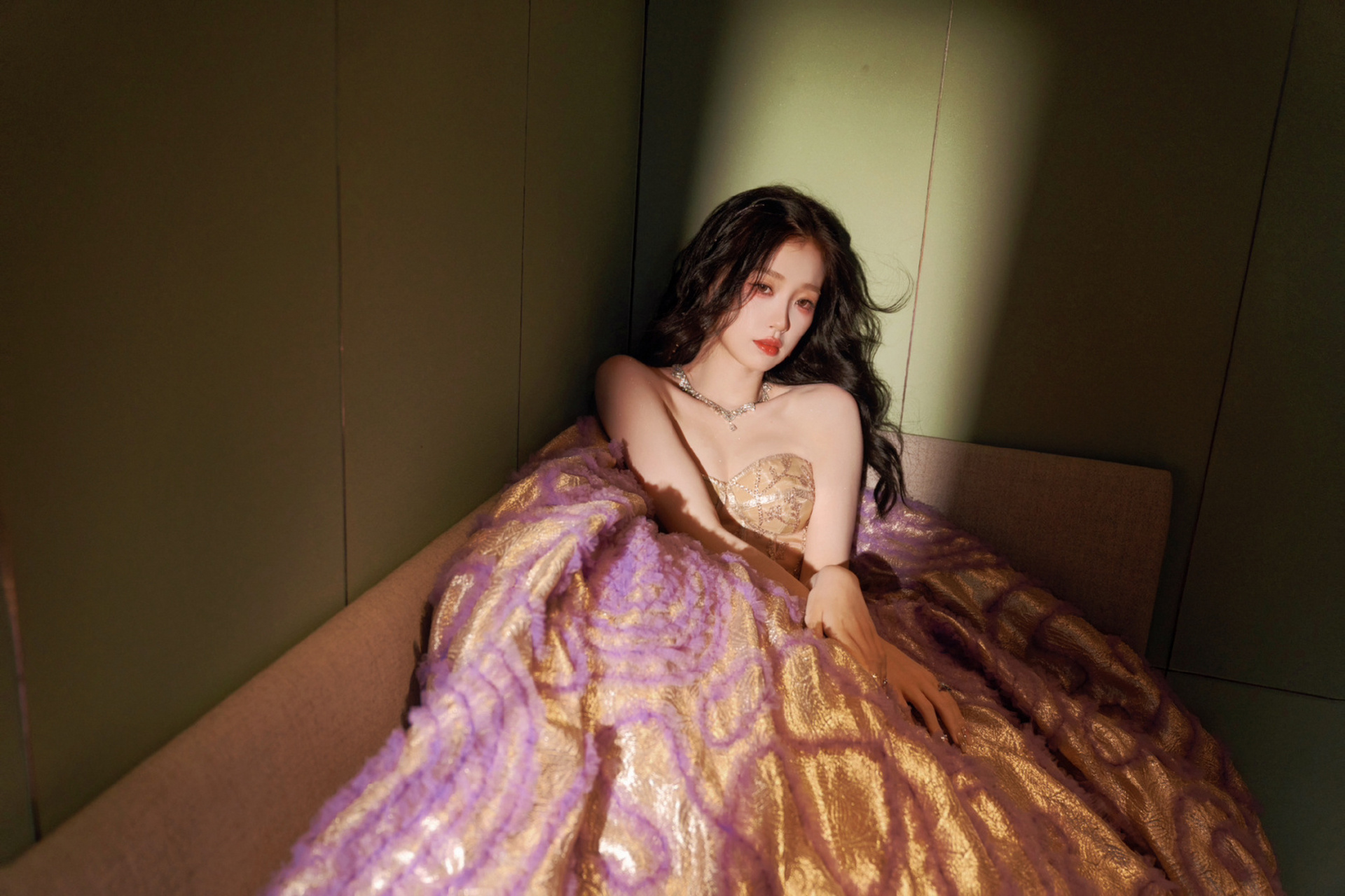 虞书欣今日跨年礼服 全套高级珠宝 今天欣欣子一出图 就被她身上的