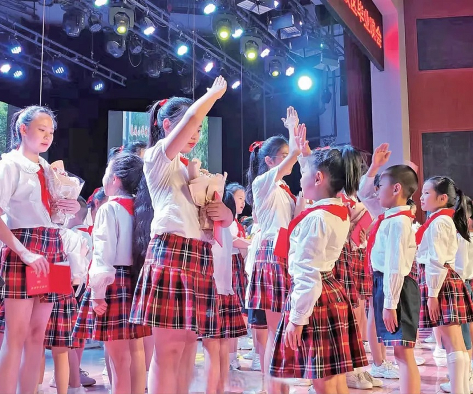 五华教育# 【春城小学六年级学生上"最后一课"】日前,春城小学教育