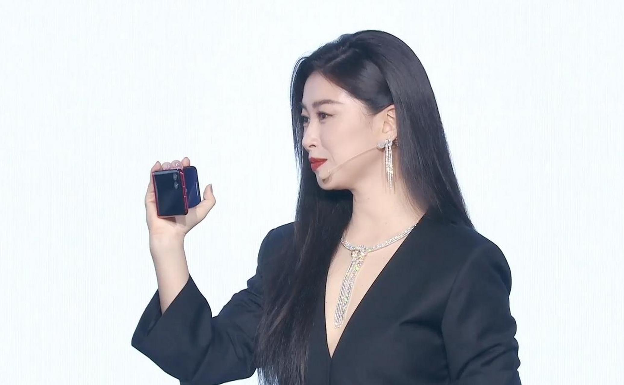 6月1日,摩托罗拉召开新品发布会,全新一代折叠屏moto razr 40系列正式