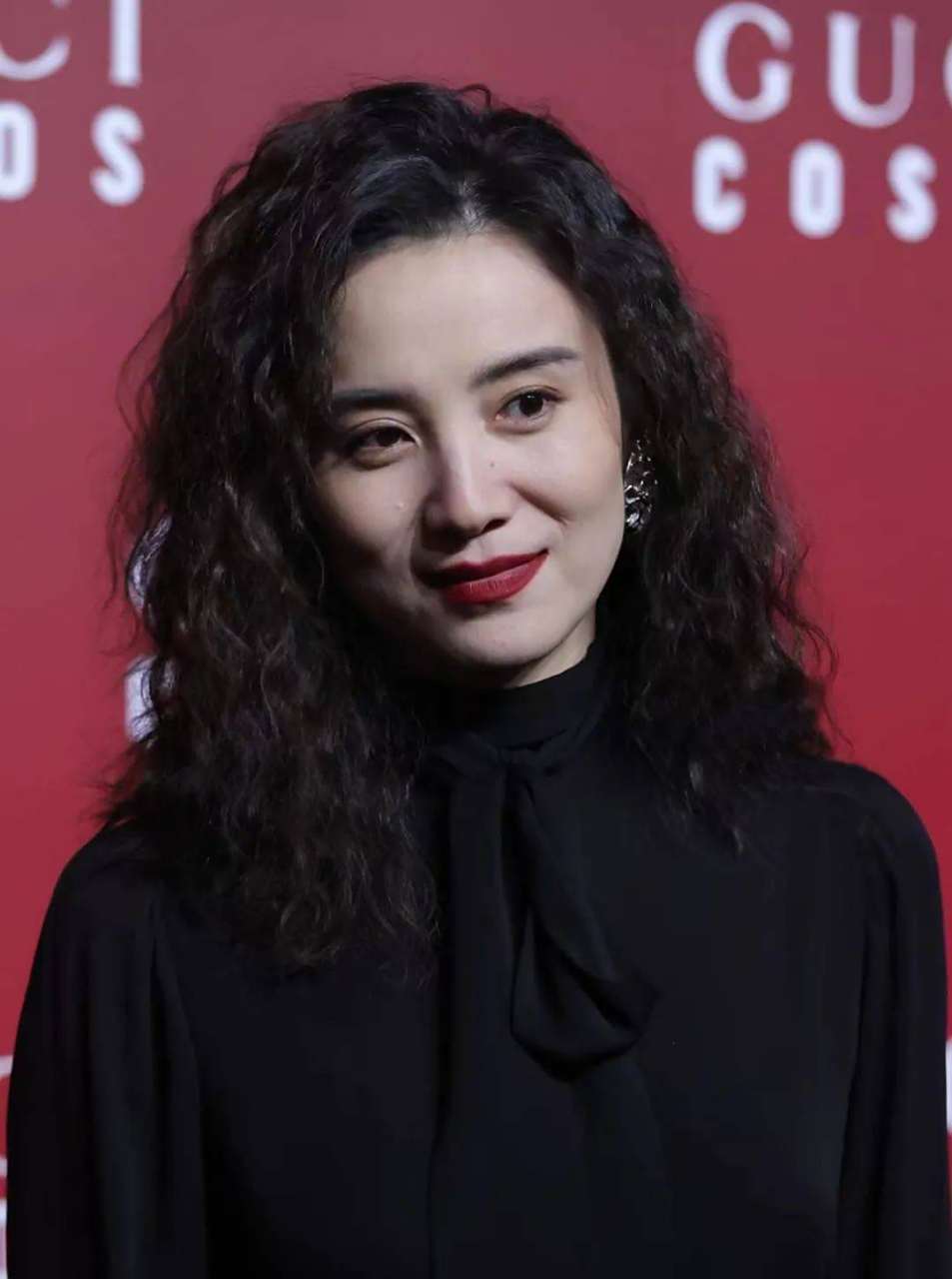 宋佳这是得罪造型师了吗~羊毛卷爆炸头真真是遭难现场了[捂脸][捂脸]