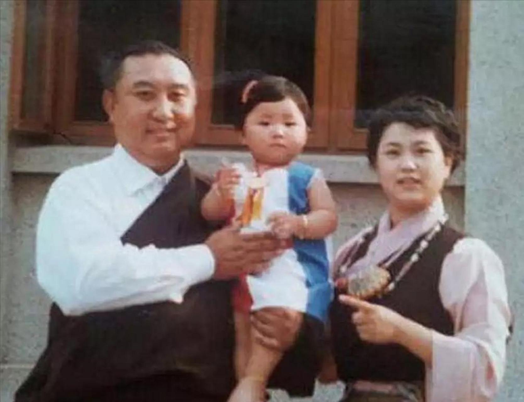 西藏十世班禅确吉坚赞的女儿仁吉旺姆说:"历代班禅中,只有爸啦结了婚.