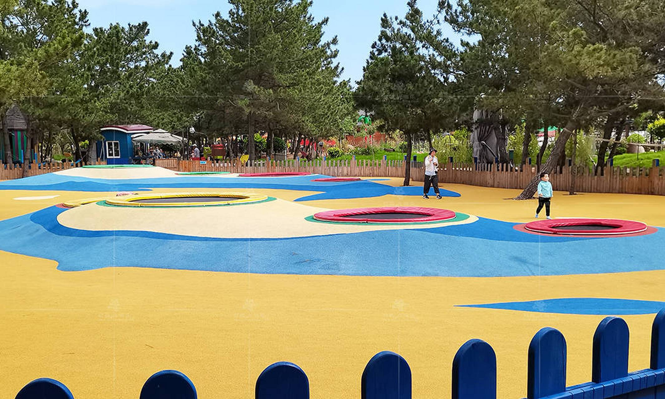 儿童游乐场地面用什么材料铺装好?