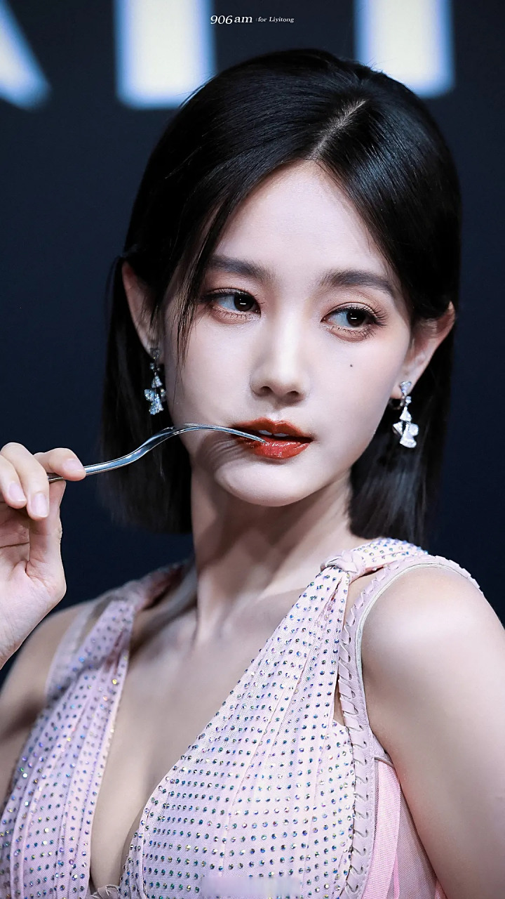 李一桐gq红毯图出圈后,这么快就有后续商务了,难怪红毯就是女明星的