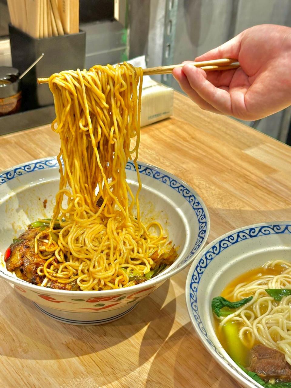 在万象汇吃到一家超棒的回锅肉盖浇面! 这家肉是不要钱了吗?