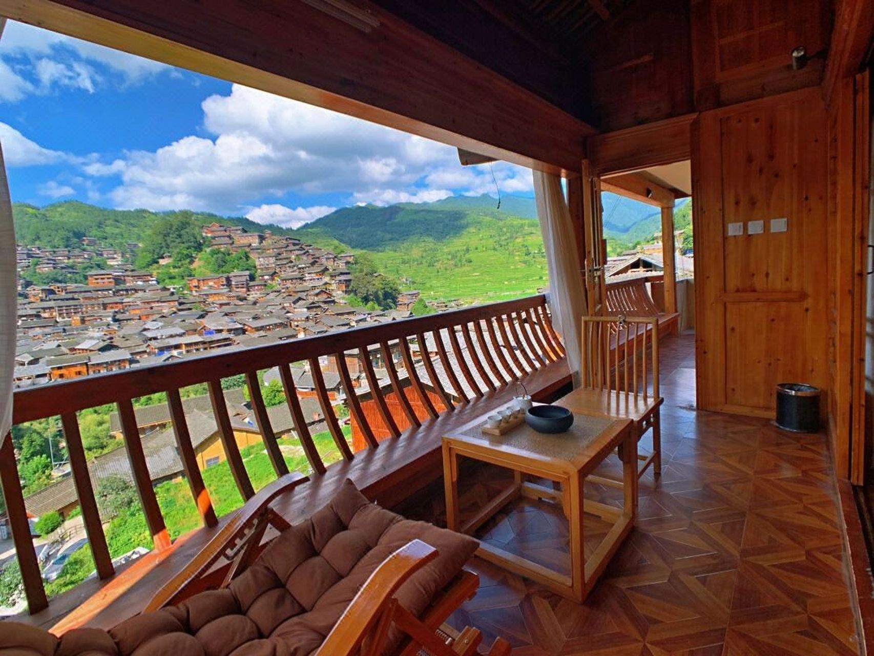 西江千户苗寨旅游民宿酒店入住攻略 苗族:是一个古老的民族,主要分布