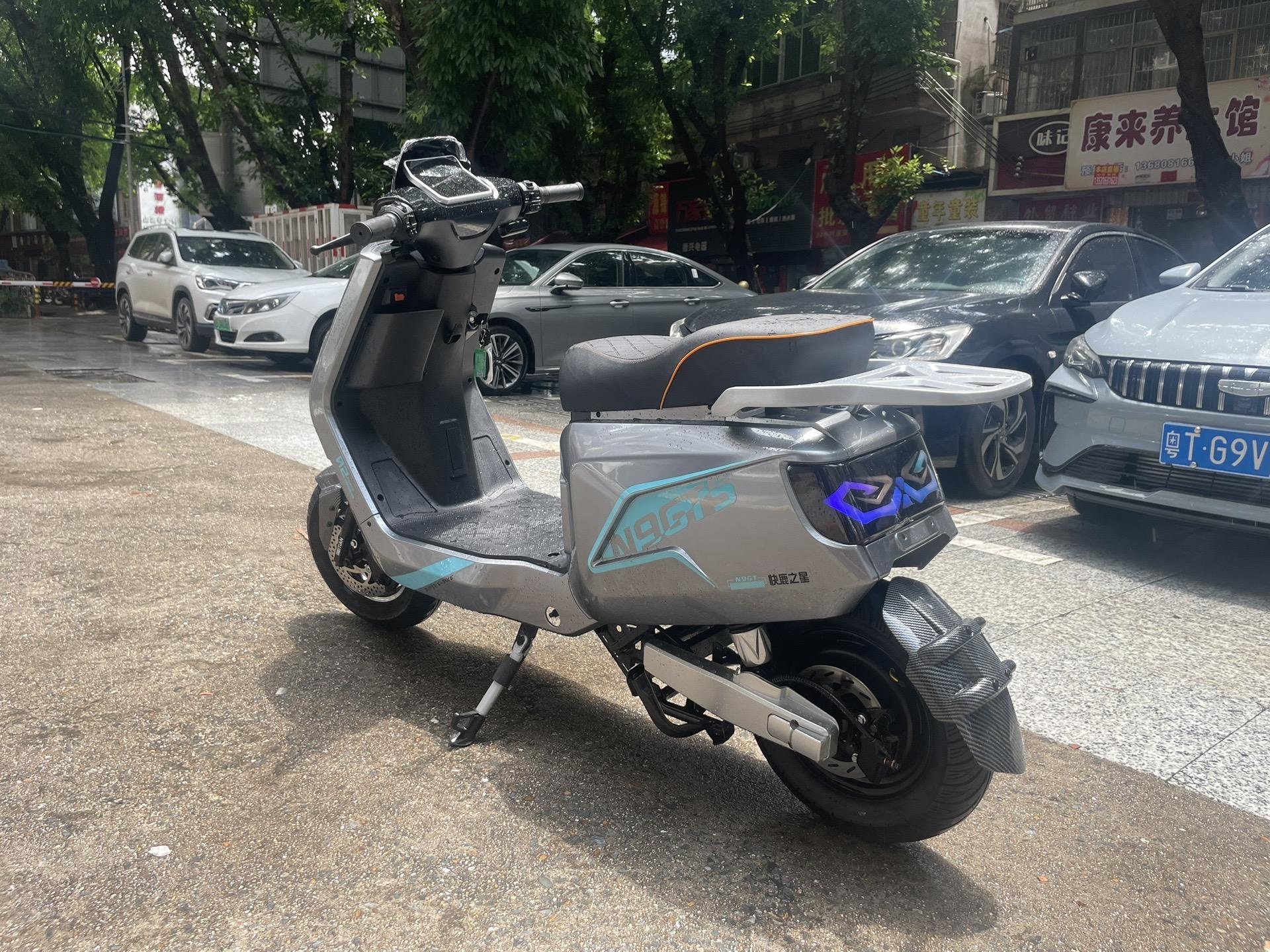 快鹿之星机甲版! 时尚飞机把! 蓝牙app智能中控!