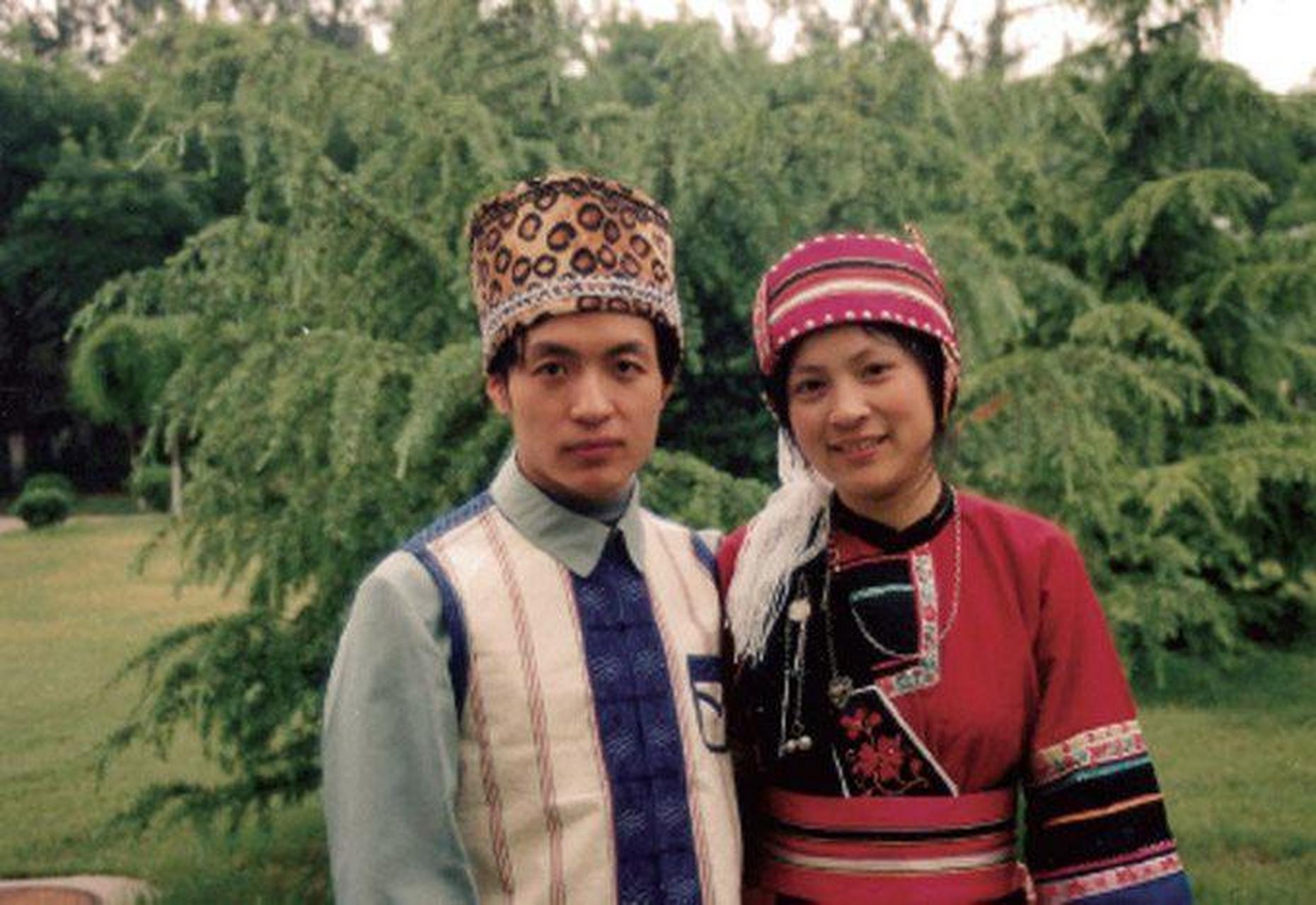 顾城很爱戴帽子,这从他各个时期的照片中可以看出来,除了个别的宅片