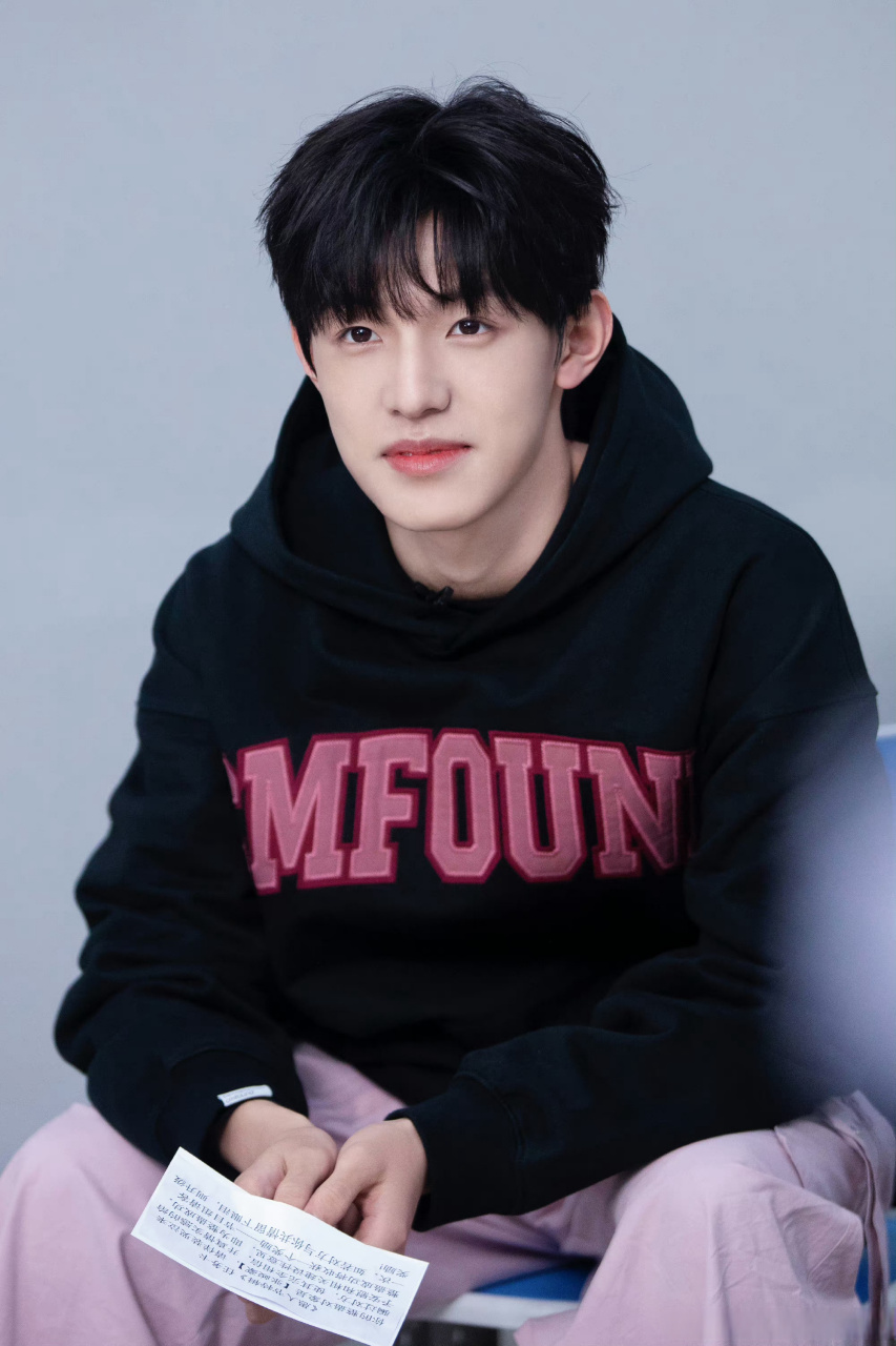 张泽禹黑粉造型随拍.张泽禹愚人节贺图   好帅好帅!