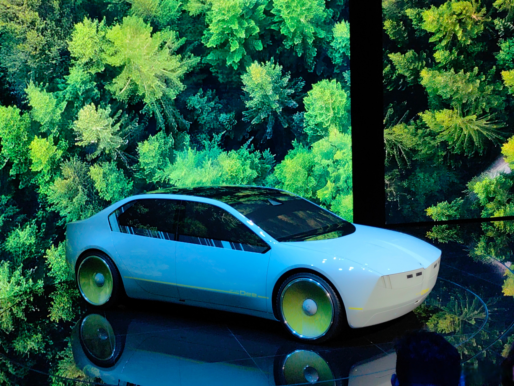 宝马i vision dee,相比概念车,叫"愿景车"更为准确.