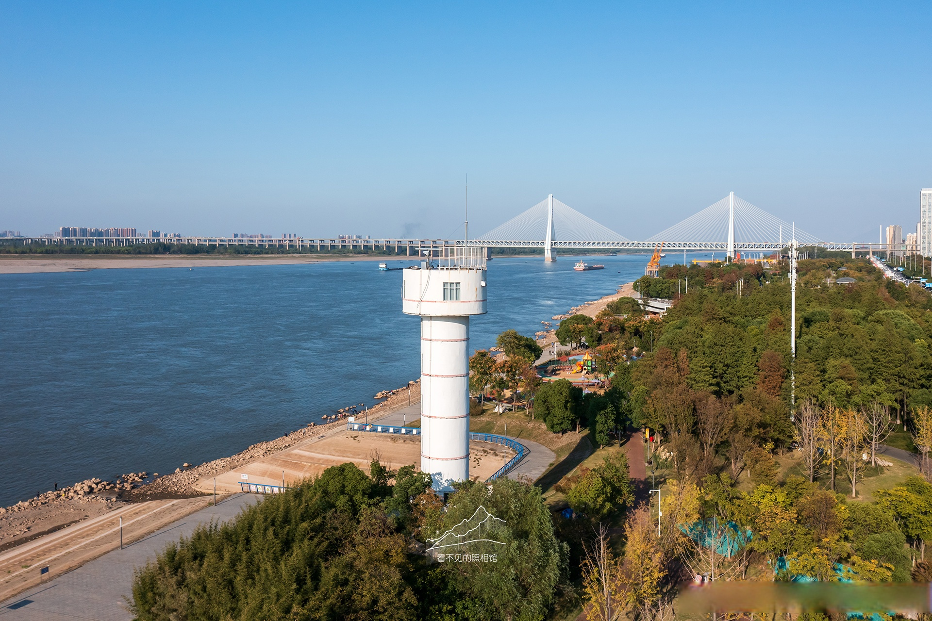 青山绿水红钢城.  #在武汉过五一##博主拍武汉# (via看不见的照相馆)