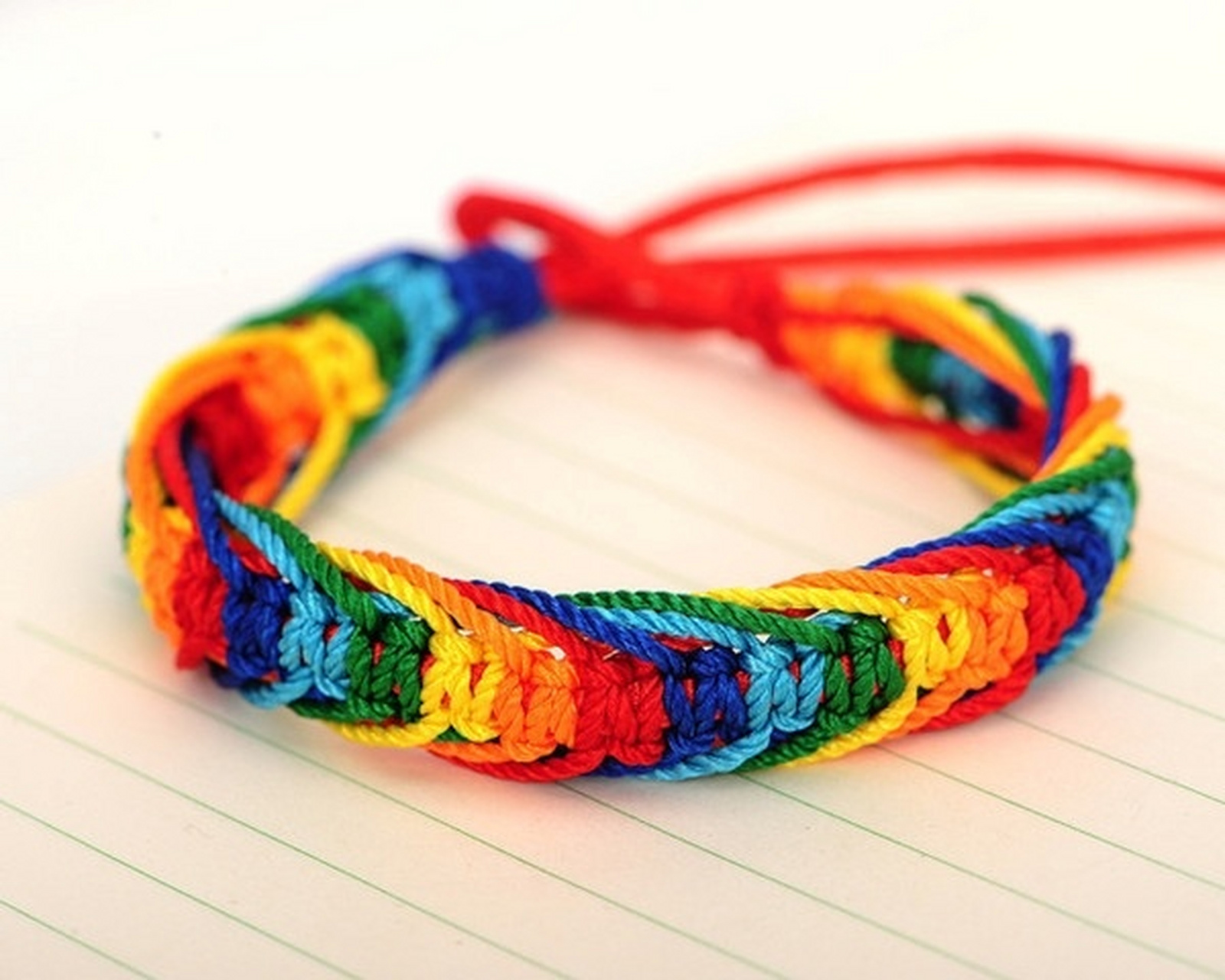 五彩绳有"五彩龙"的寓意,端午节这一天栓五彩绳有保护儿童驱妖避邪之