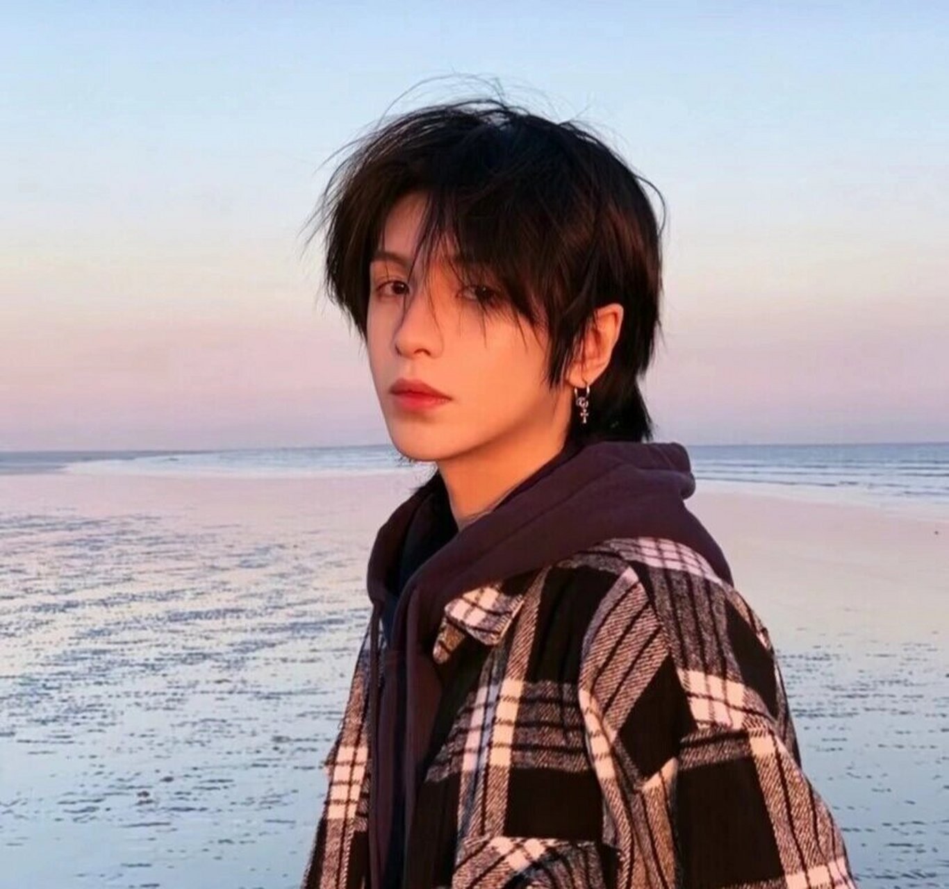 高级感十足的男生头像 还记得最早喜欢你时,在地球的另一端,翻来覆回