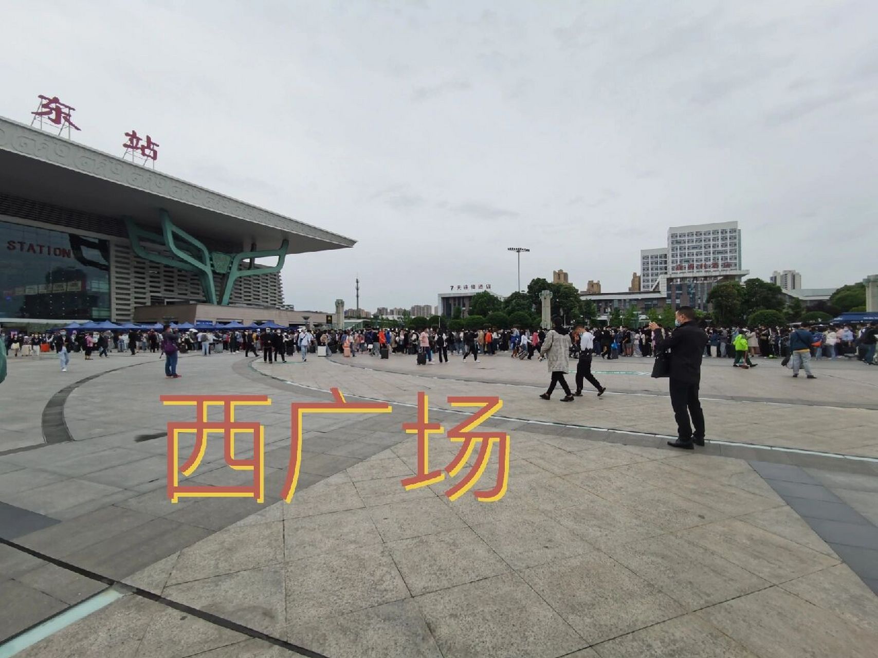 成都东站西广场排队的人是东广场20倍!