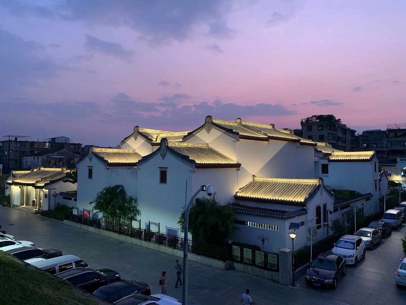 灯光亮化氛围感,瓦楞灯 古建筑98的风格比较庄重,因此在照明设计上