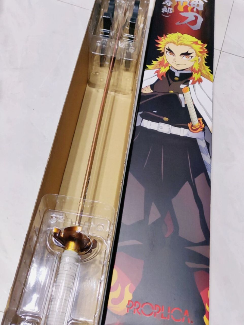 1:1鬼灭之刃炼狱杏寿郎の日轮刀开箱 万代的塑料材质,蛮轻的比起炭治