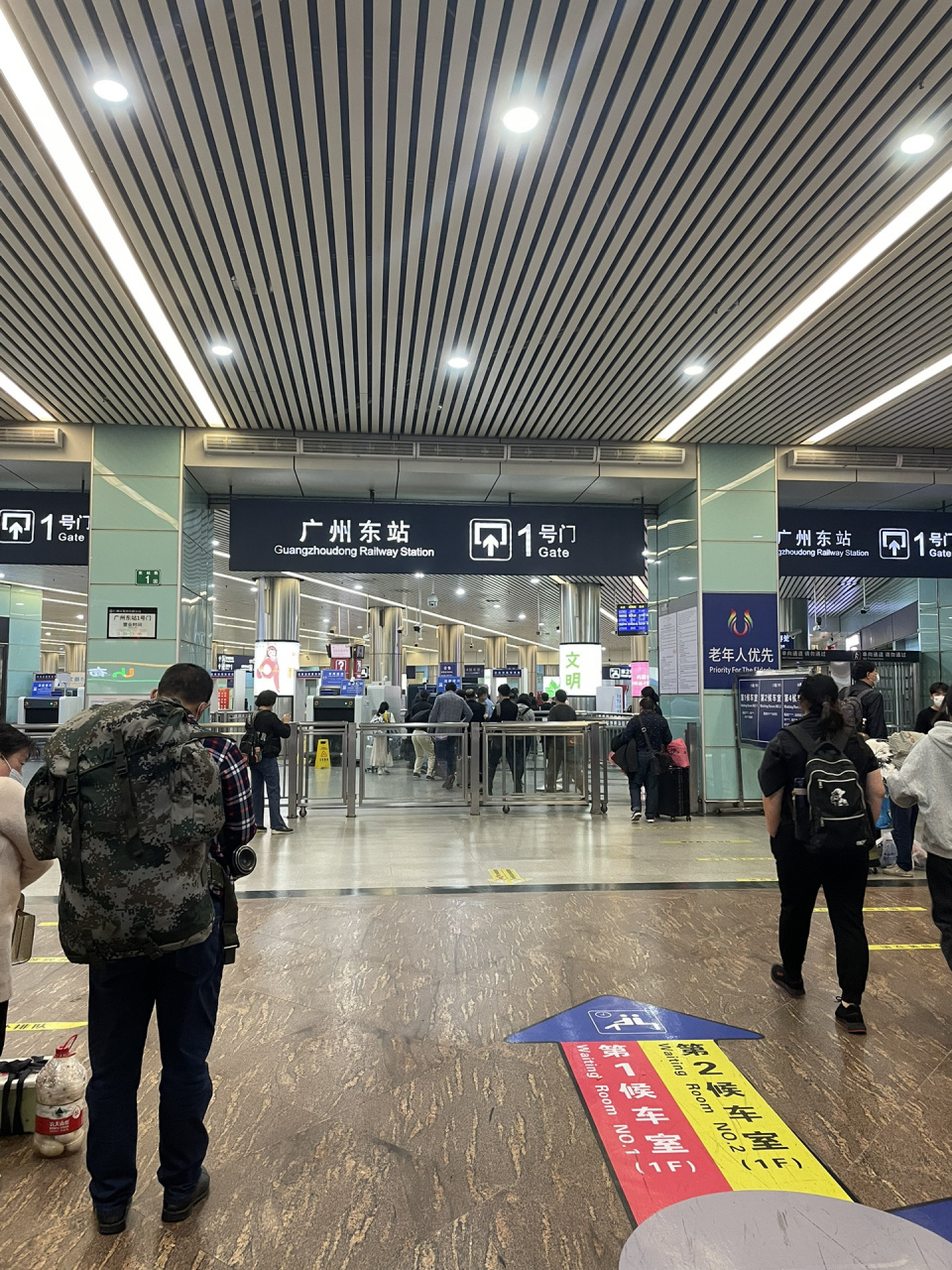 广州东站1号门进去右侧有行李寄存处03 在广州东站需要行李寄存的