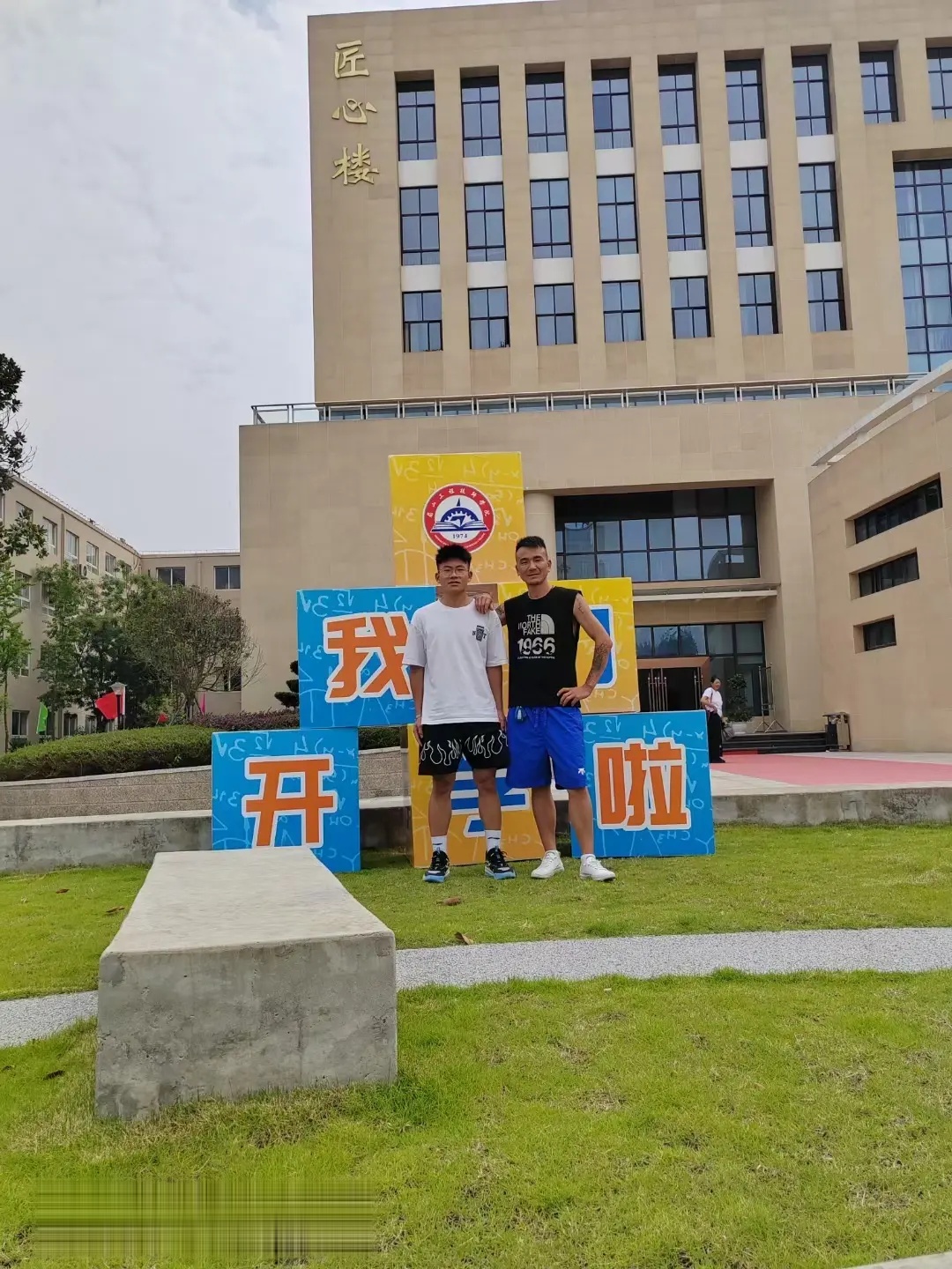 虽然生活万般苦,但我一定会用尽我的全力让你们甜