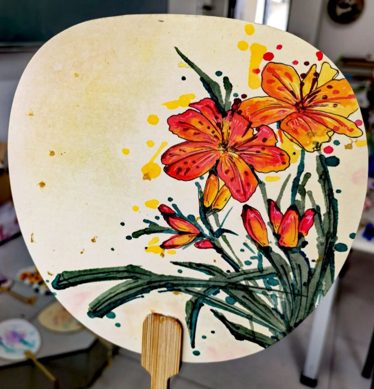 马克笔花卉团扇～ 第一次尝试用马克笔画团扇～画的不好,多多包涵