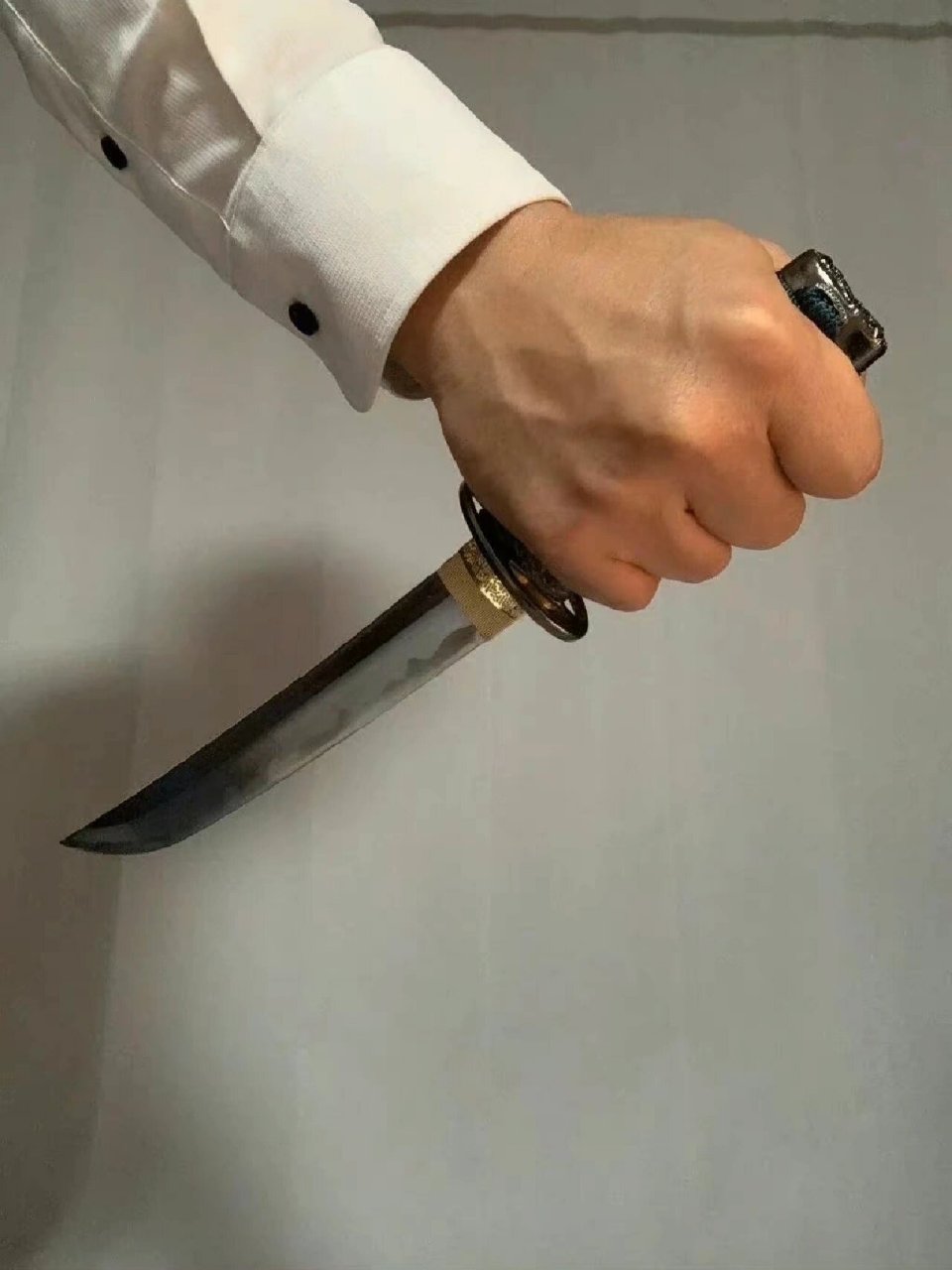 绘画参考 | 手握短刀姿势 帅气的握短刀手势参考 77解锁更多绘画