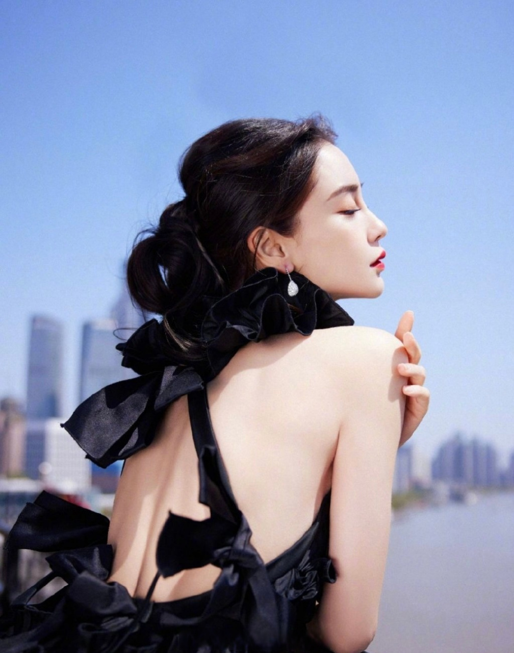 而且细数杨颖angelababy今年上半年已经穿过很多次黑色礼服了