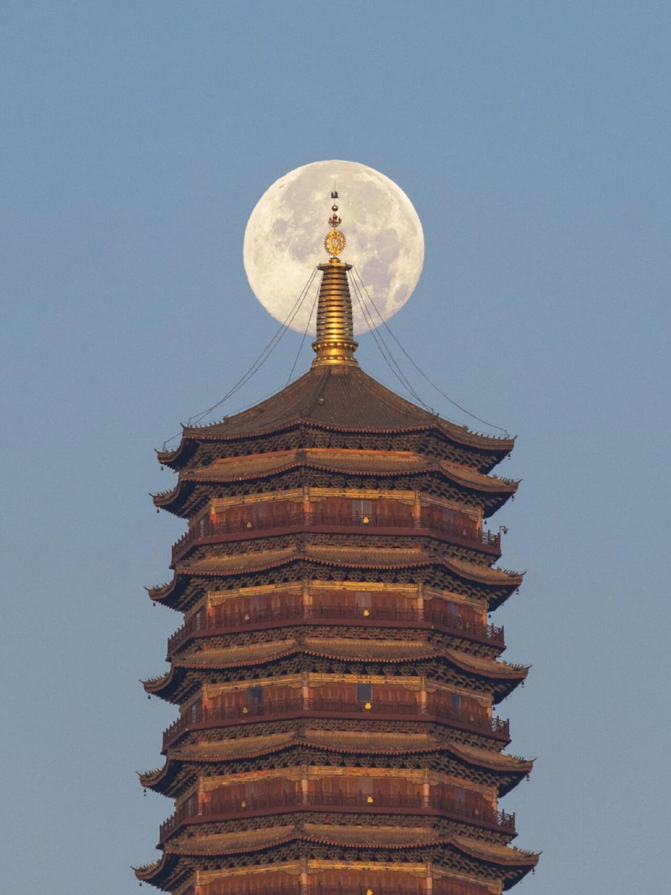 前言:靖宁宝塔位于云南省曲靖市麒麟区寥廓山森林公园内,塔高81.