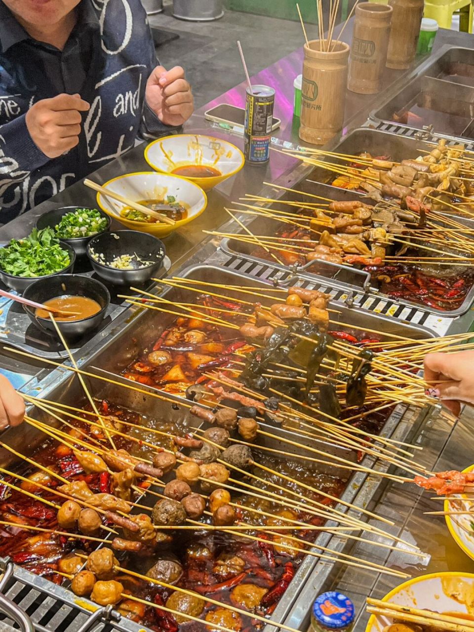 37根签的脏摊串串香了 荤素都是一样的价格 一群人围着锅吃好有意思