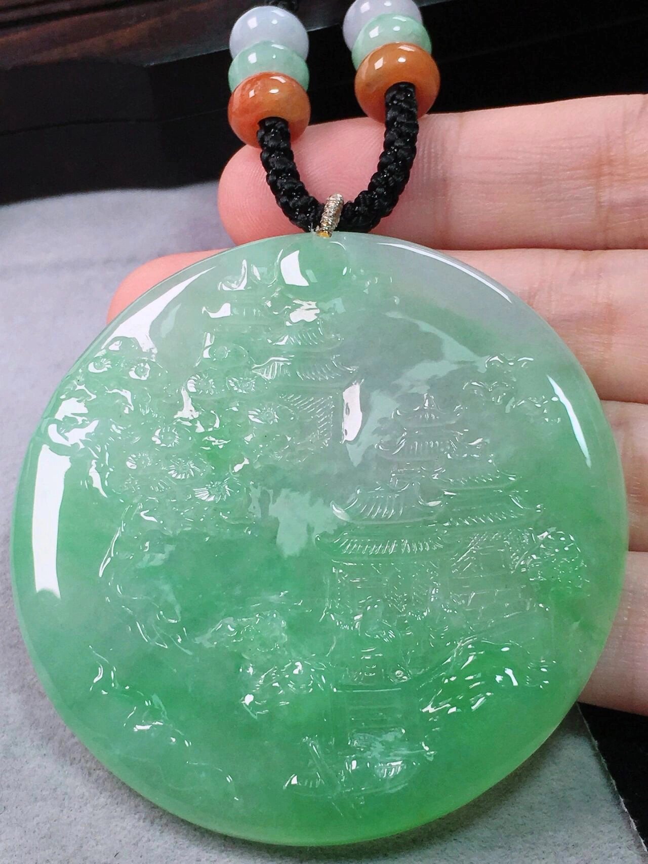 圆形飘绿翡翠山水牌