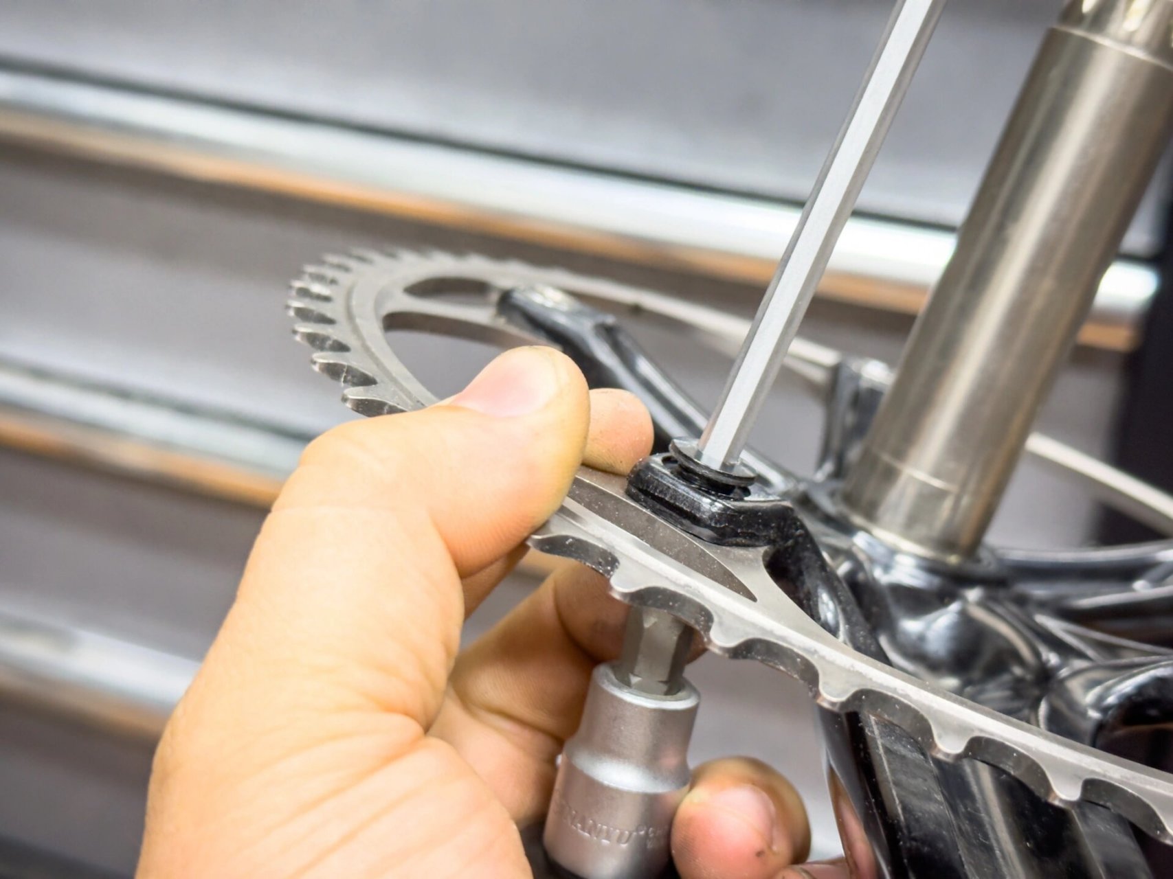 99六角螺丝滑牙了,可以用梅花套筒直接敲击进行固定,然后再拆卸,大