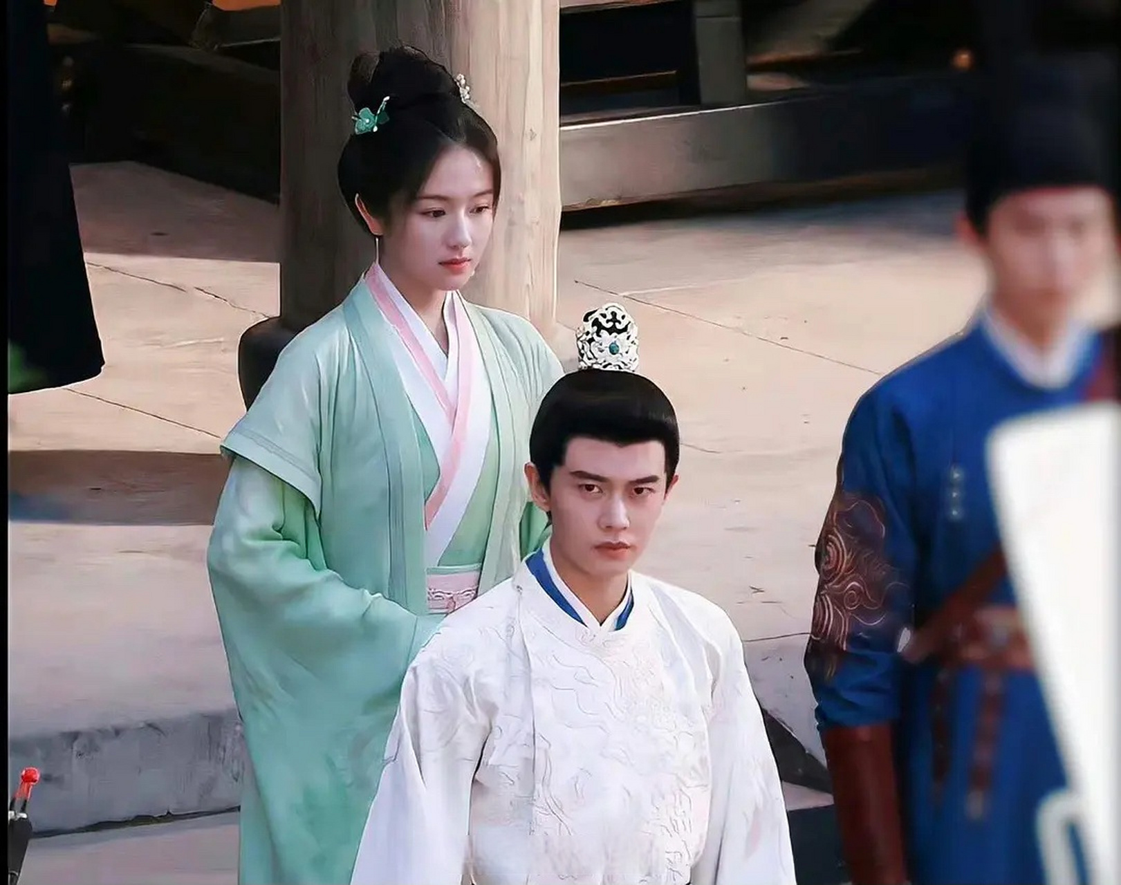 李兰迪和任嘉伦同框俩人好像差辈了,流水迢迢危!