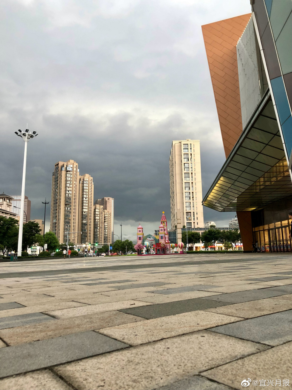 魔幻天空,今日宜兴八佰伴生活广场一瞥.