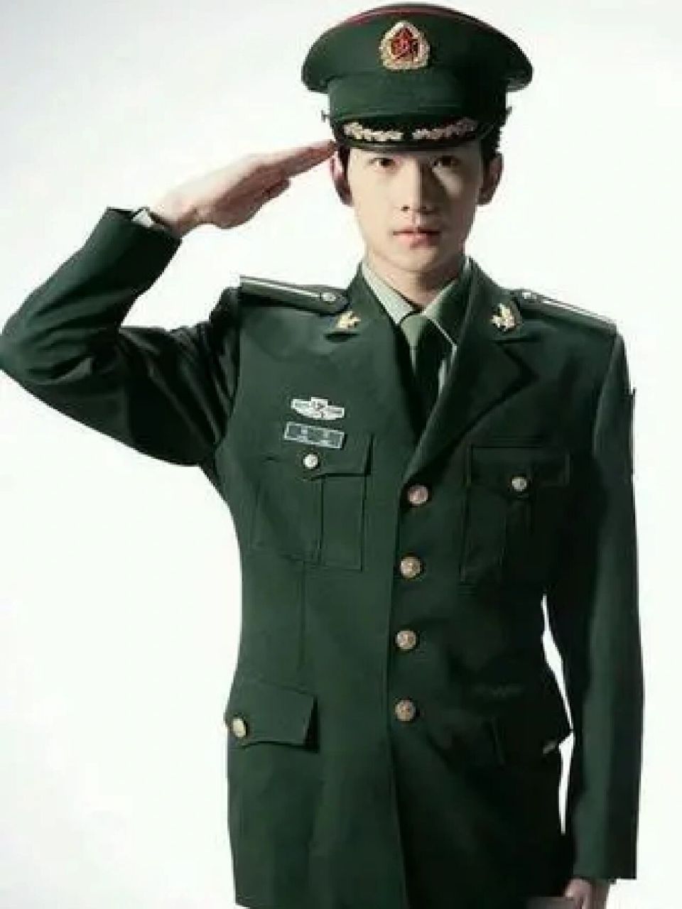 考古杨洋|从小到大的杨洋教你如何敬军礼 军装的杨洋硬朗帅气,好期待