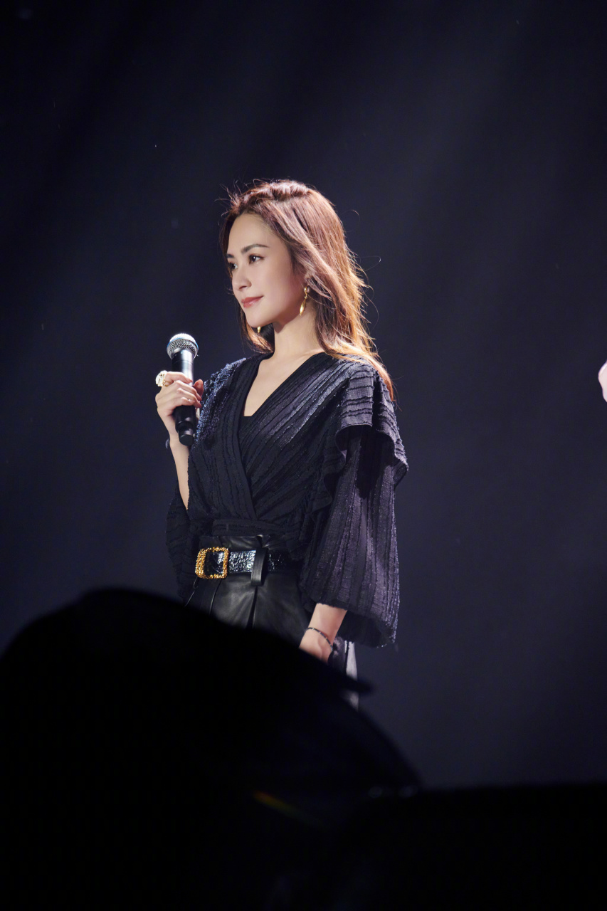 twins蔡卓妍,鍾欣潼持續90業,快一起接收twins的初秋美圖明信片94