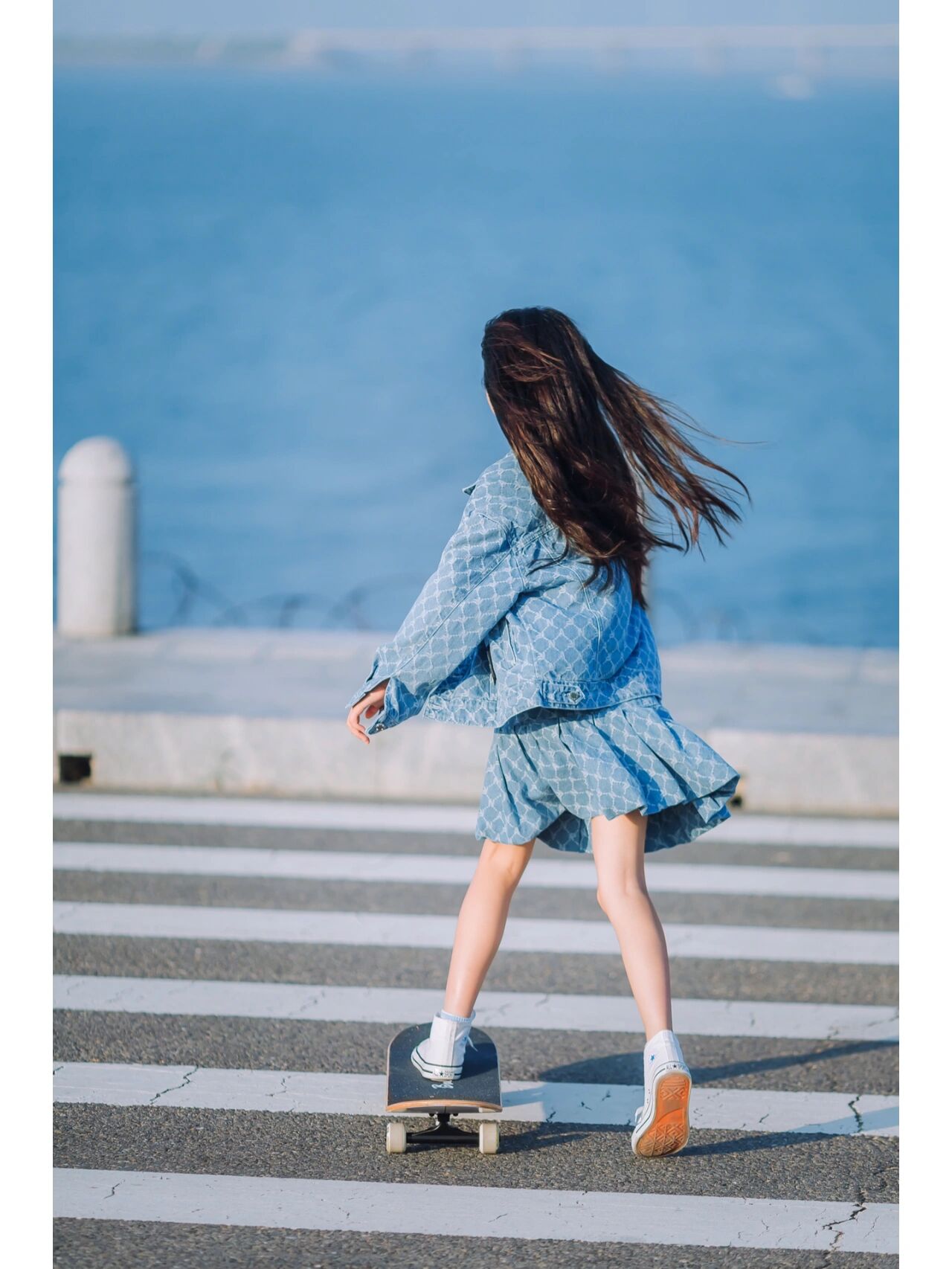 我笑着喊她 她大笑起来 滑滑板女孩穿裙子背影图女孩踩滑板车背影图