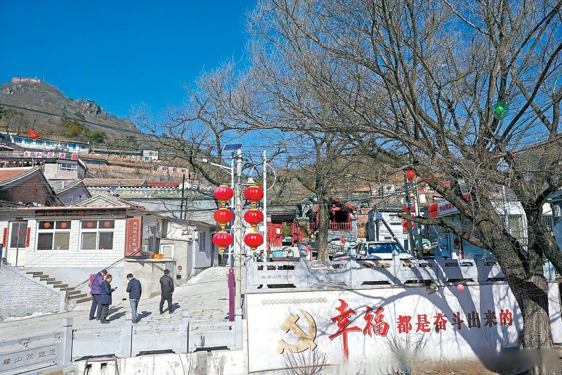 【今日一图】在门头沟区妙峰山镇涧沟村,一处崭新的房子门前黑地金字