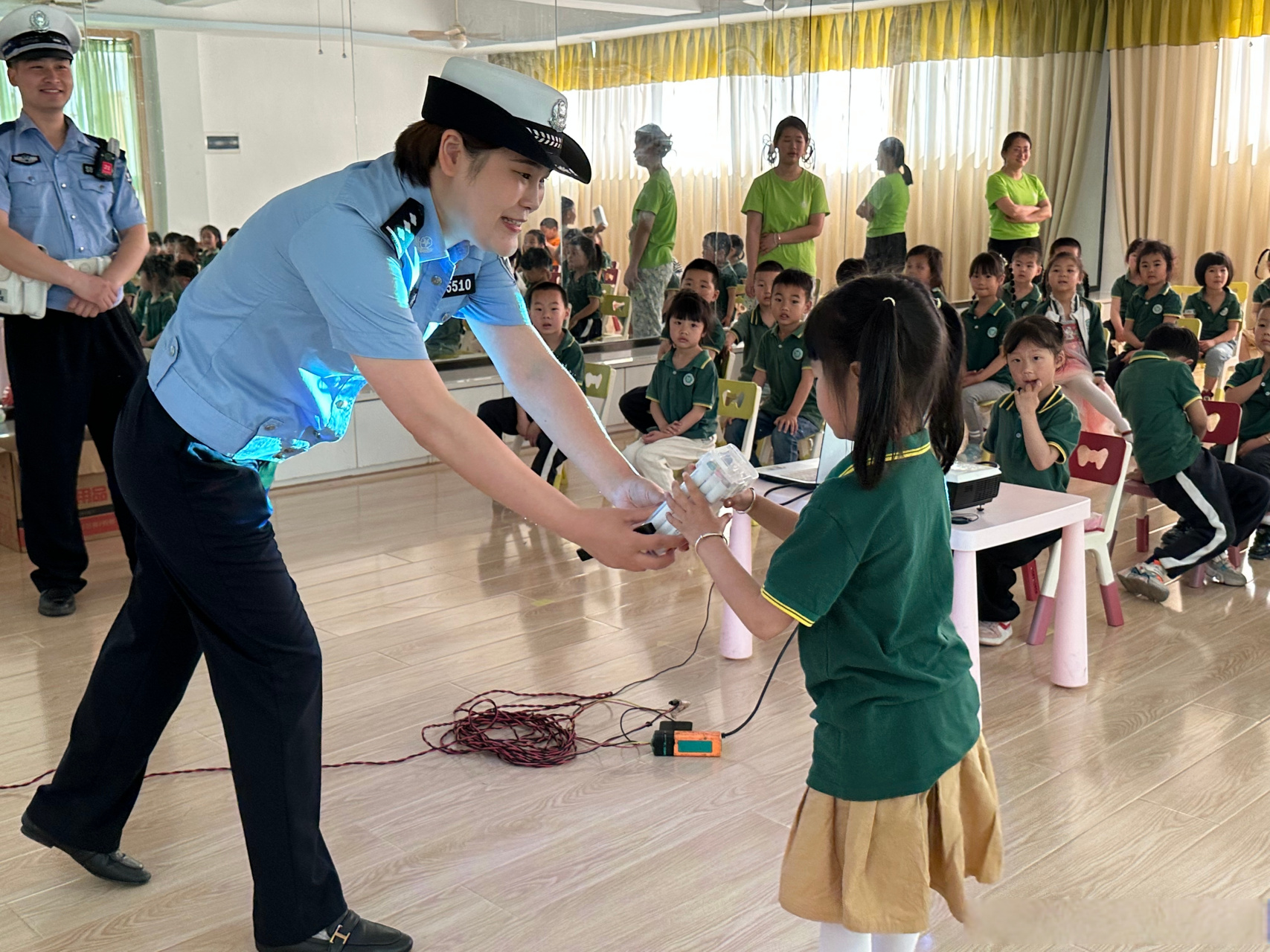 4 月21日上午,岳阳高速警察 岳阳南大队来到岳阳市华夏中天幼儿园开展