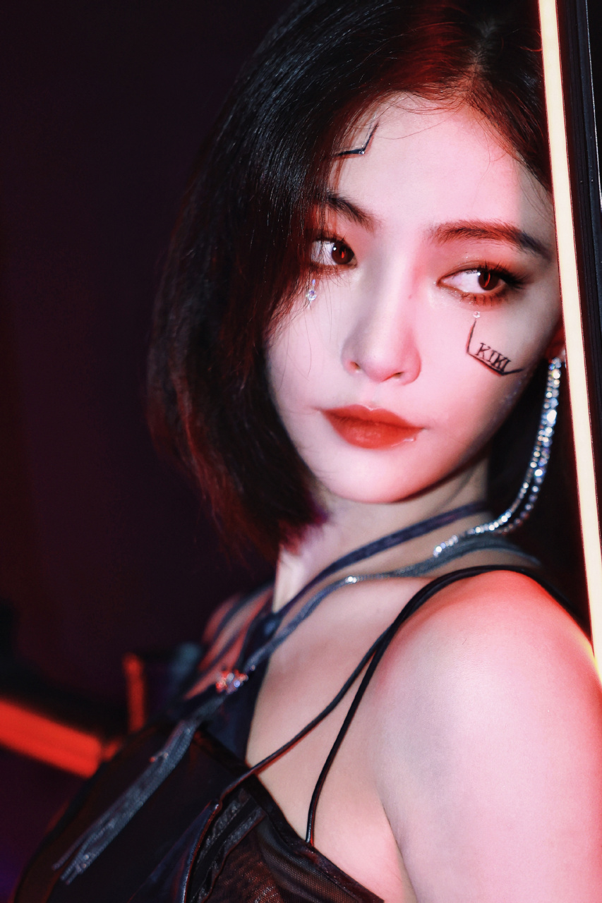 许佳琪短发黑色魅力穿搭,解锁更好的自己