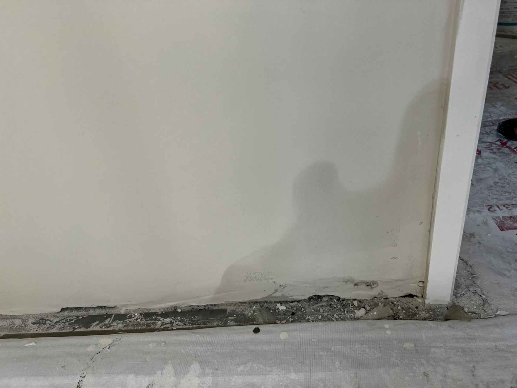 装修踩坑之卫生间门口外墙面反碱渗水 最近家里在做仿瓷和油漆,卫生间