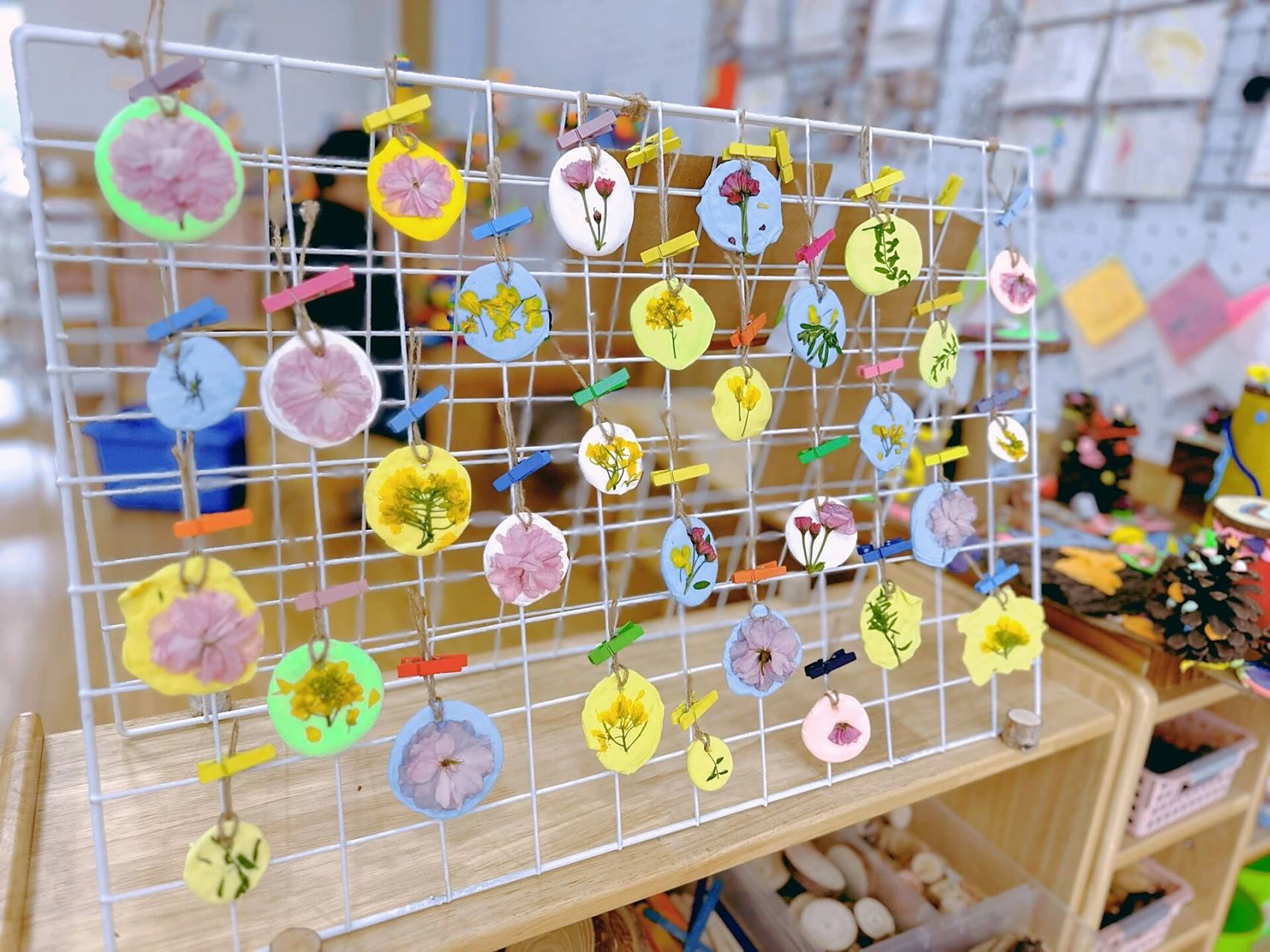 小班春天美工作品——花朵拓印挂件94