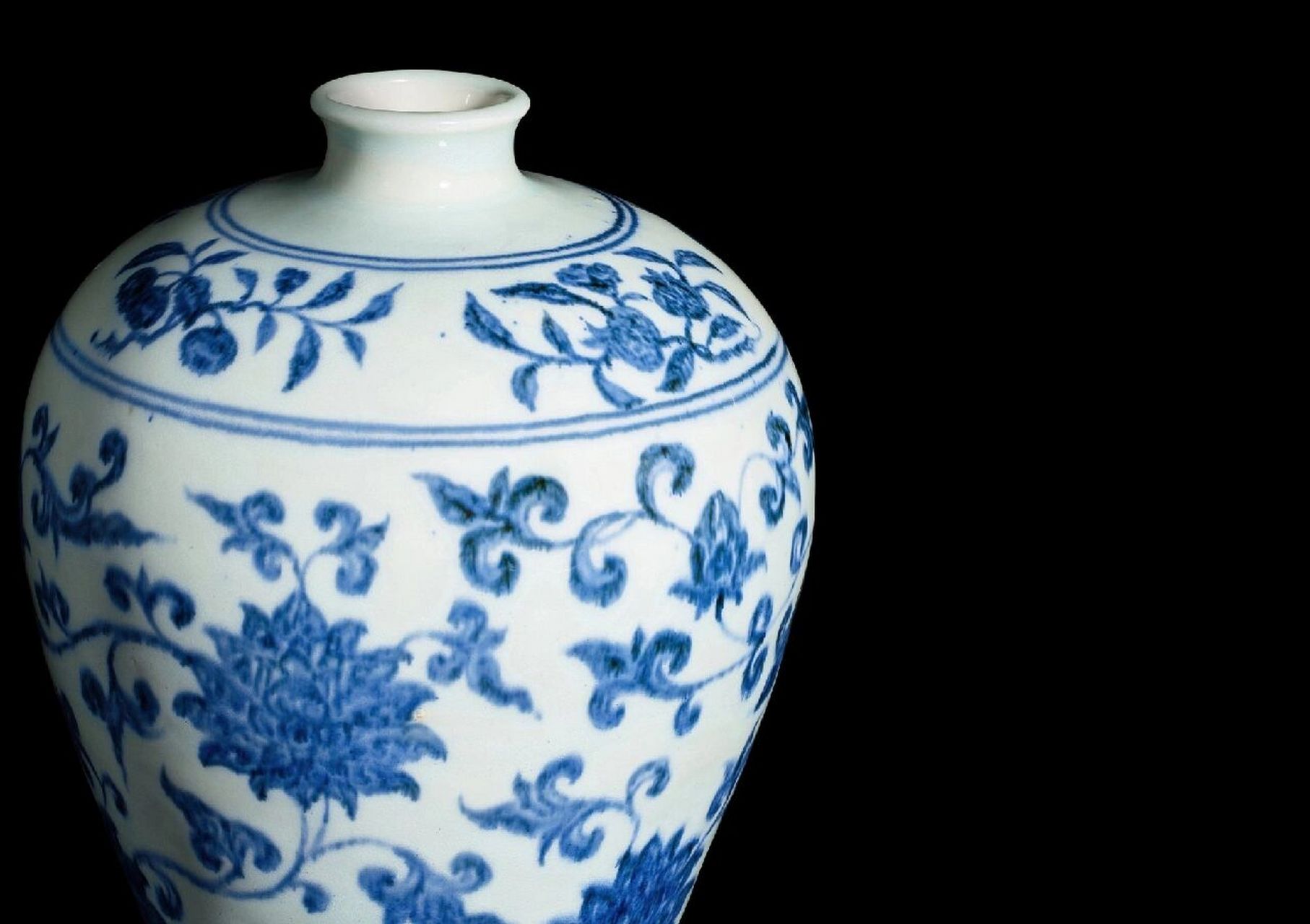 明永乐 青花缠枝莲纹梅瓶 莲纹梅瓶自景德镇产青花瓷以来便有烧造,然